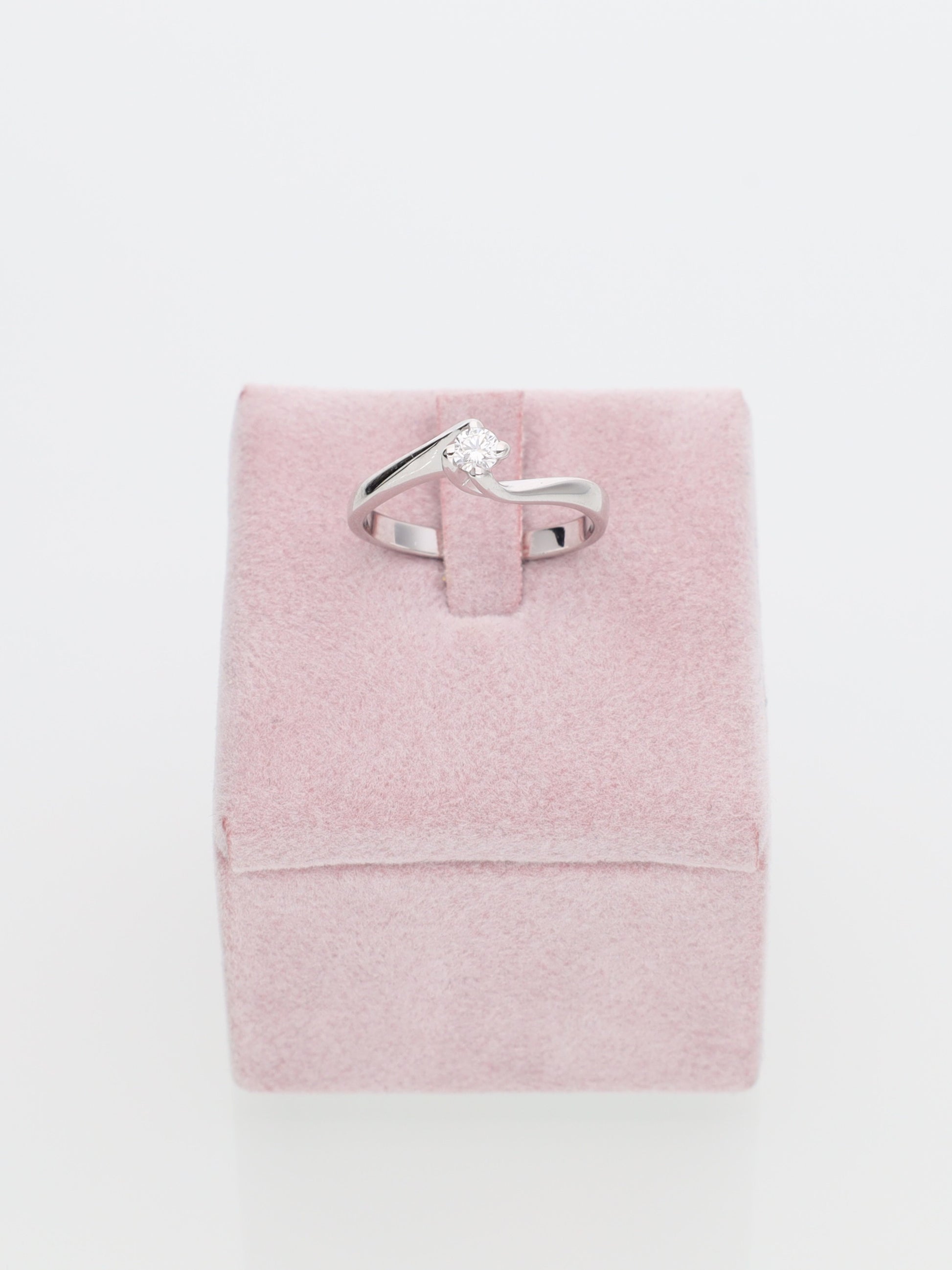 Anello solitario in oro bianco 18kt con diamante