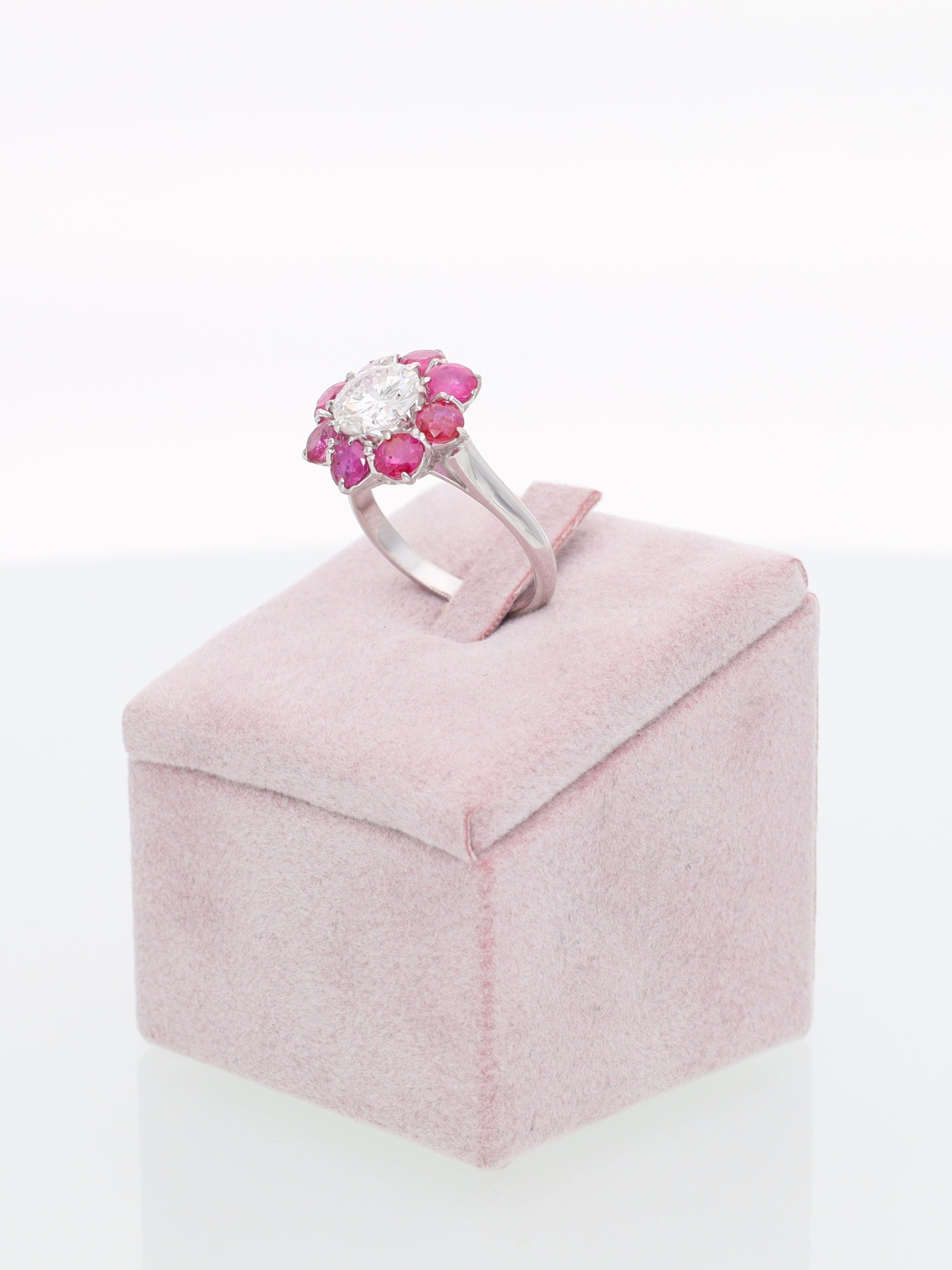 Anello margherita oro bianco 18kt diamante da 1.20ct e rubini