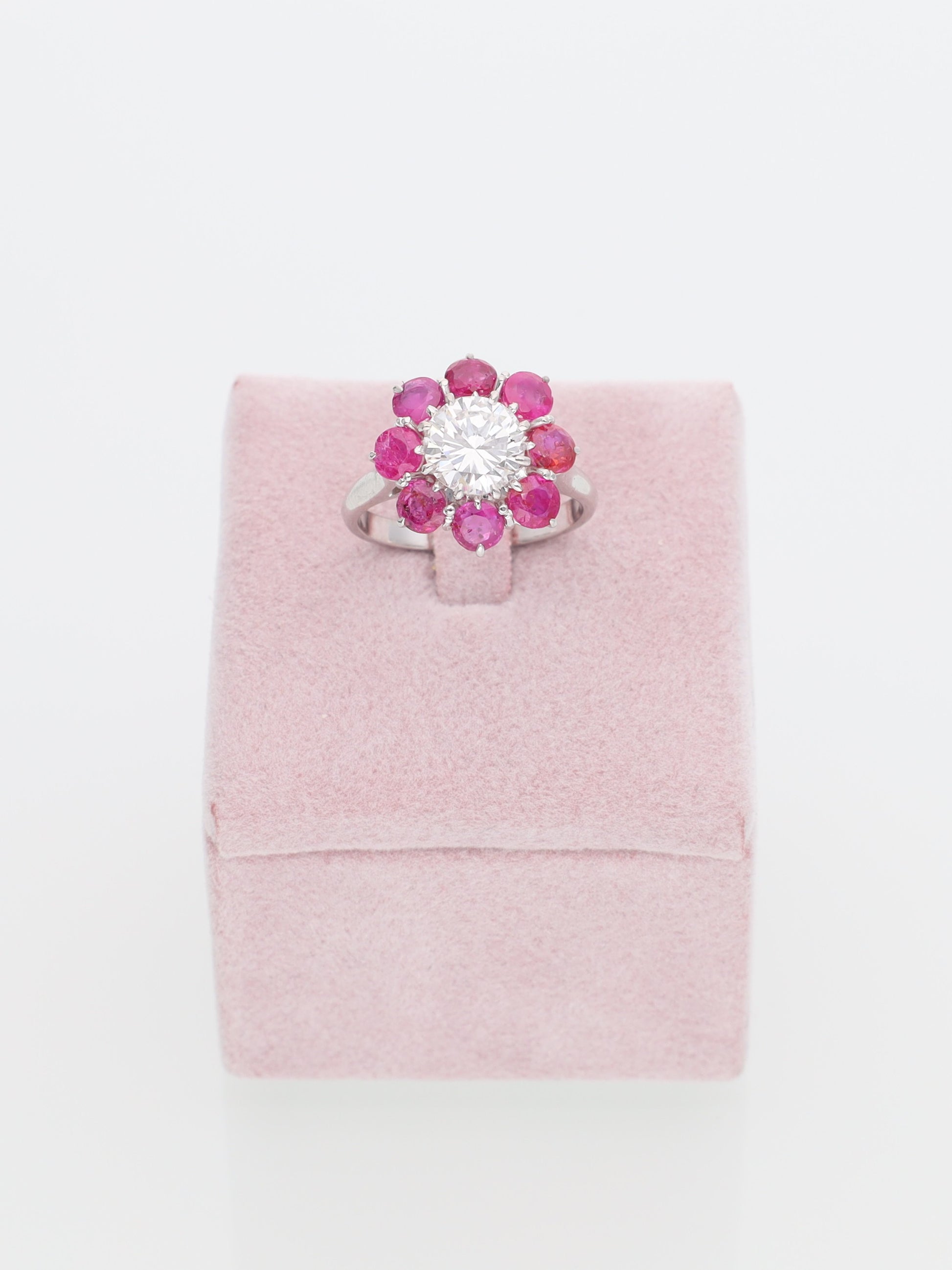 Anello margherita oro bianco 18kt diamante da 1.20ct e rubini