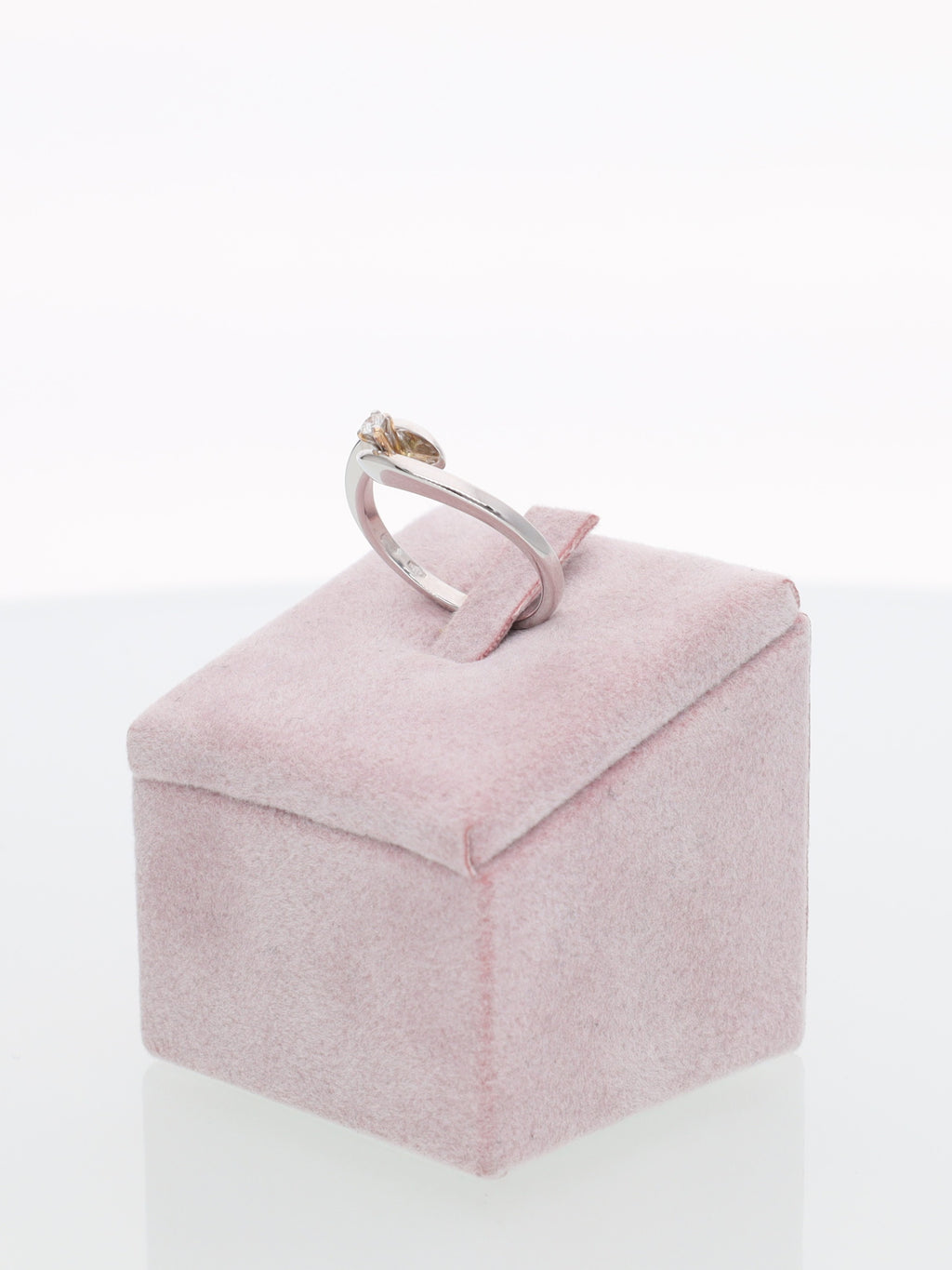 Anello solitario contrariè in oro bianco 18kt con diamante