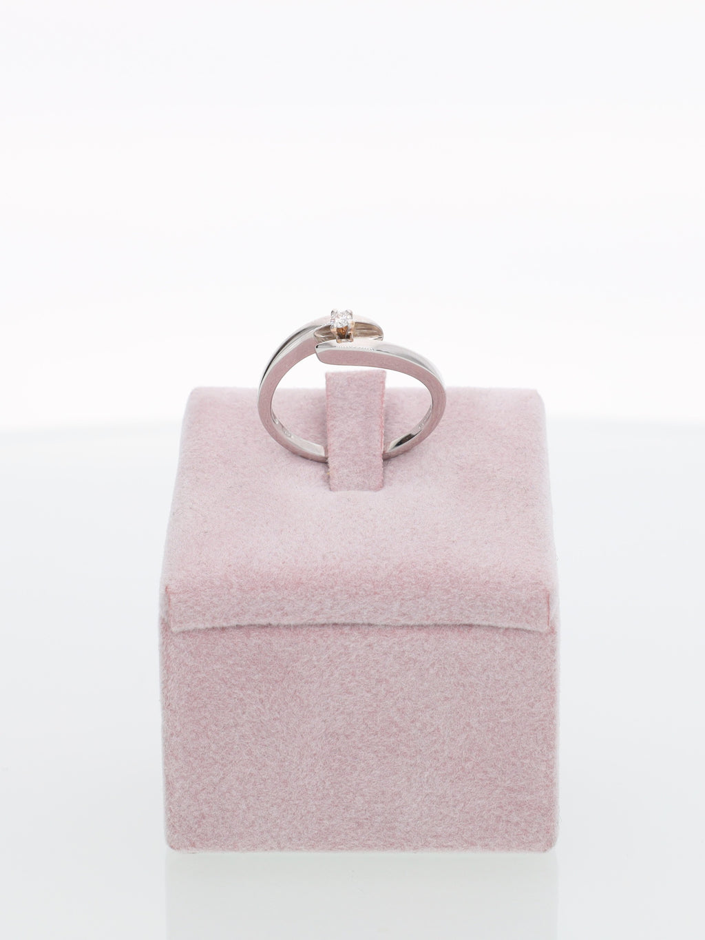 Anello solitario contrariè in oro bianco 18kt con diamante