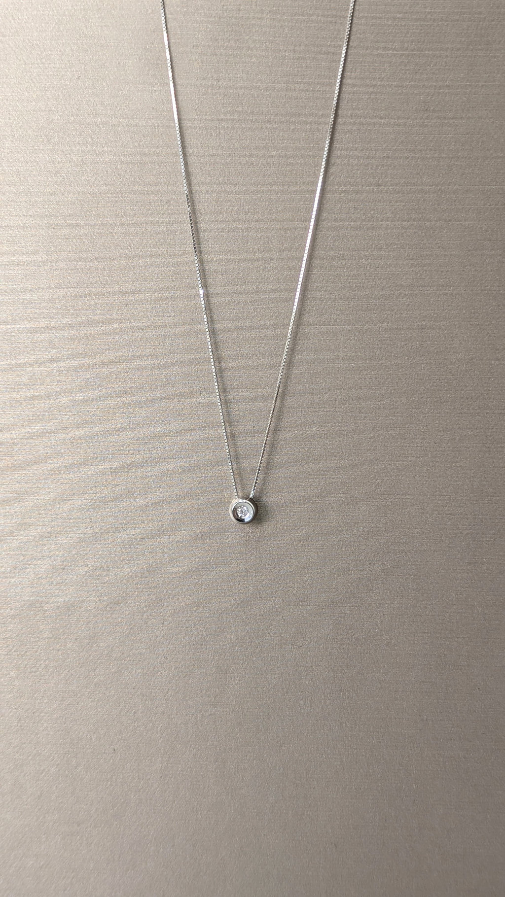 Catenina in oro bianco 18kt con punto luce di diamante