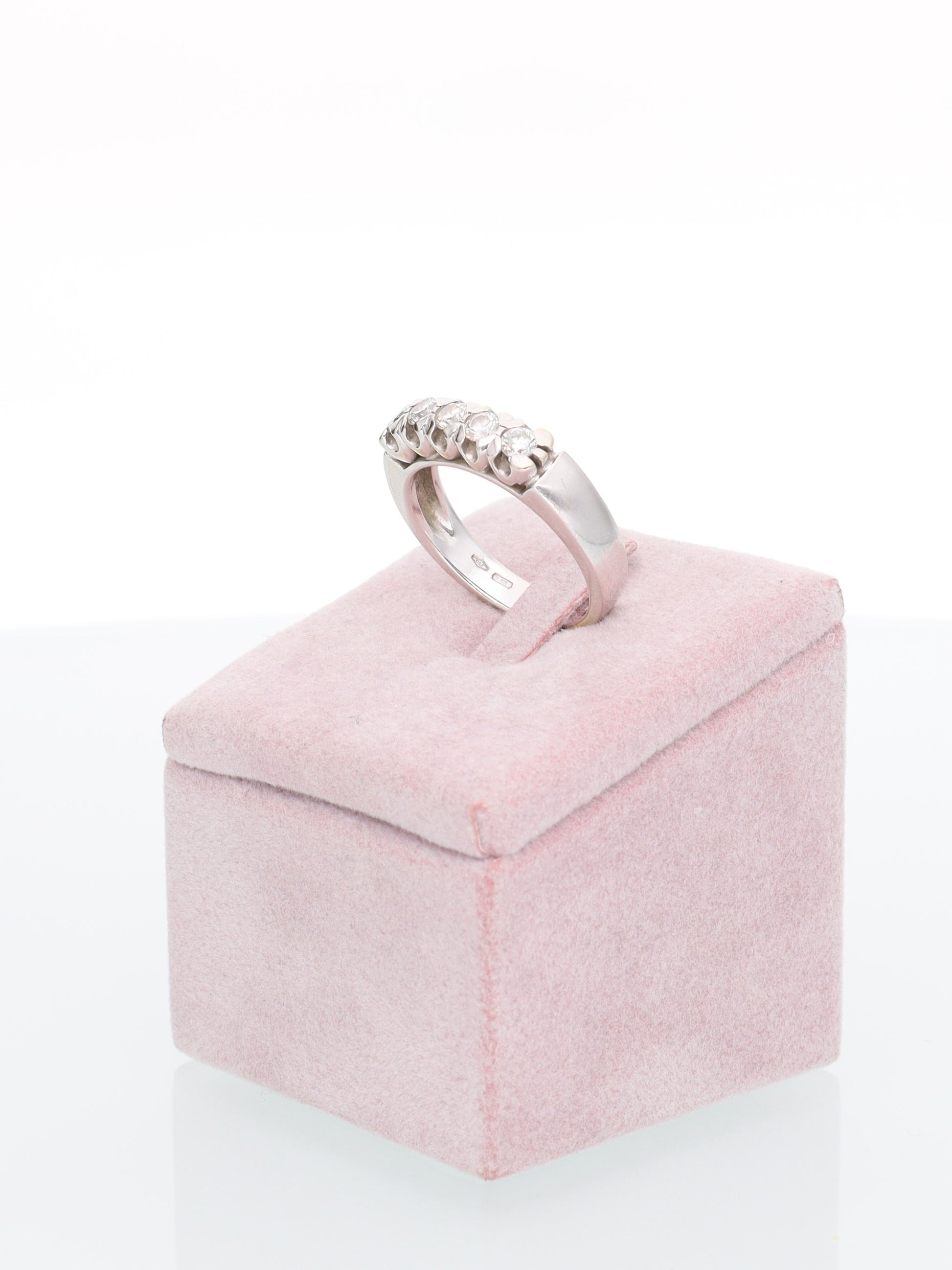 Anello veretta in Oro Bianco 18kt con 5 Diamanti - incastonatura a cuore