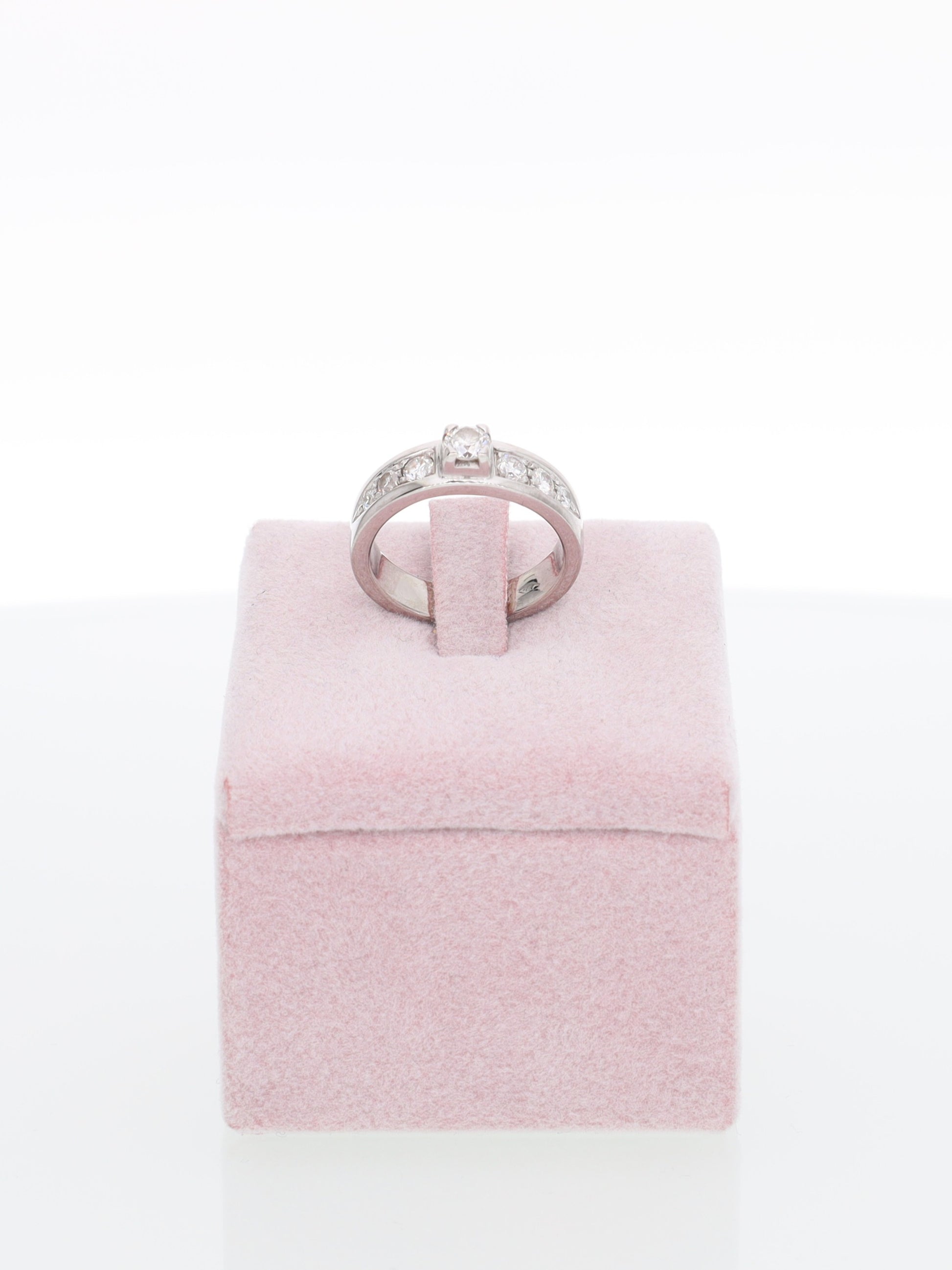 Anello solitario in oro bianco 18kt con Diamanti a spalla