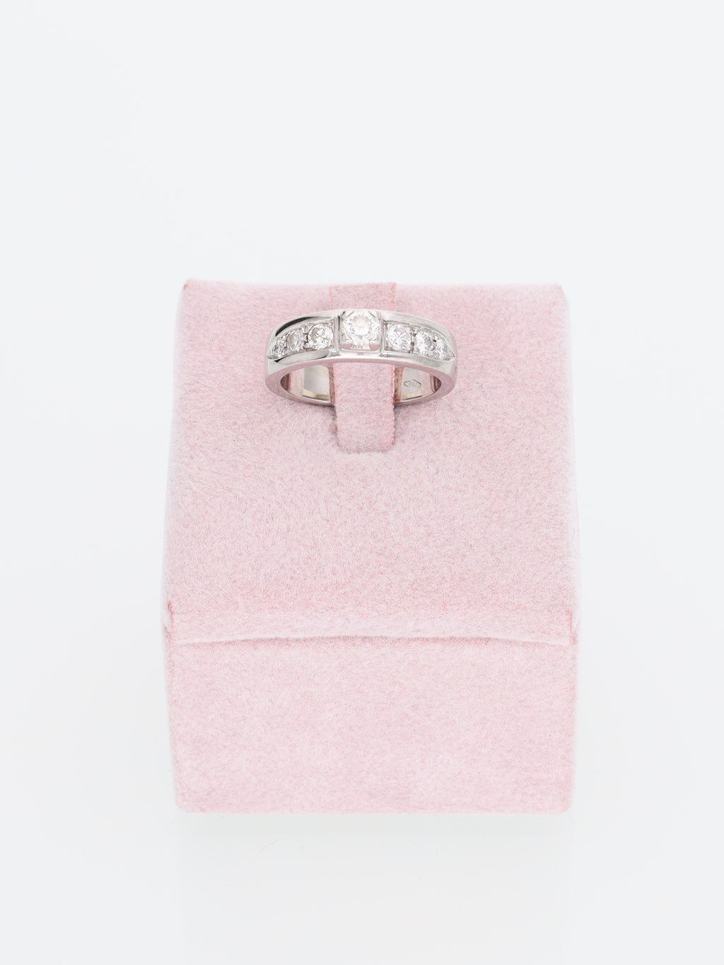 Anello solitario in oro bianco 18kt con Diamanti a spalla