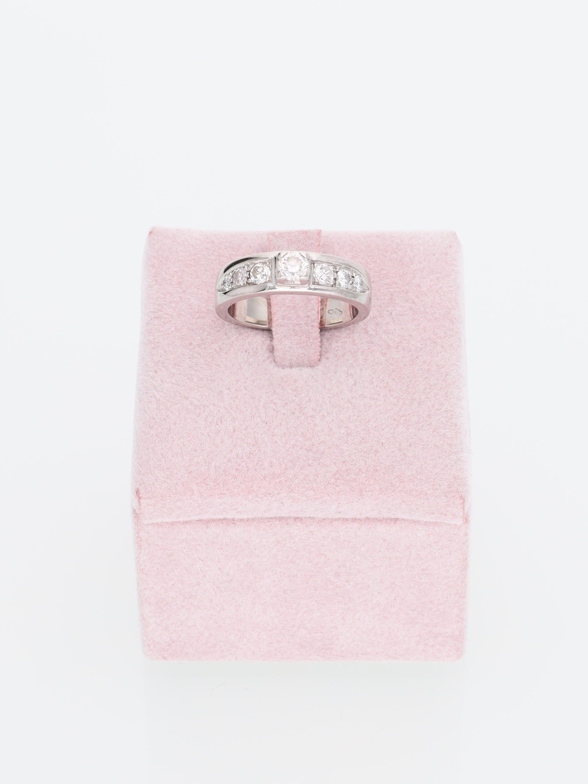 Anello solitario in oro bianco 18kt con Diamanti a spalla