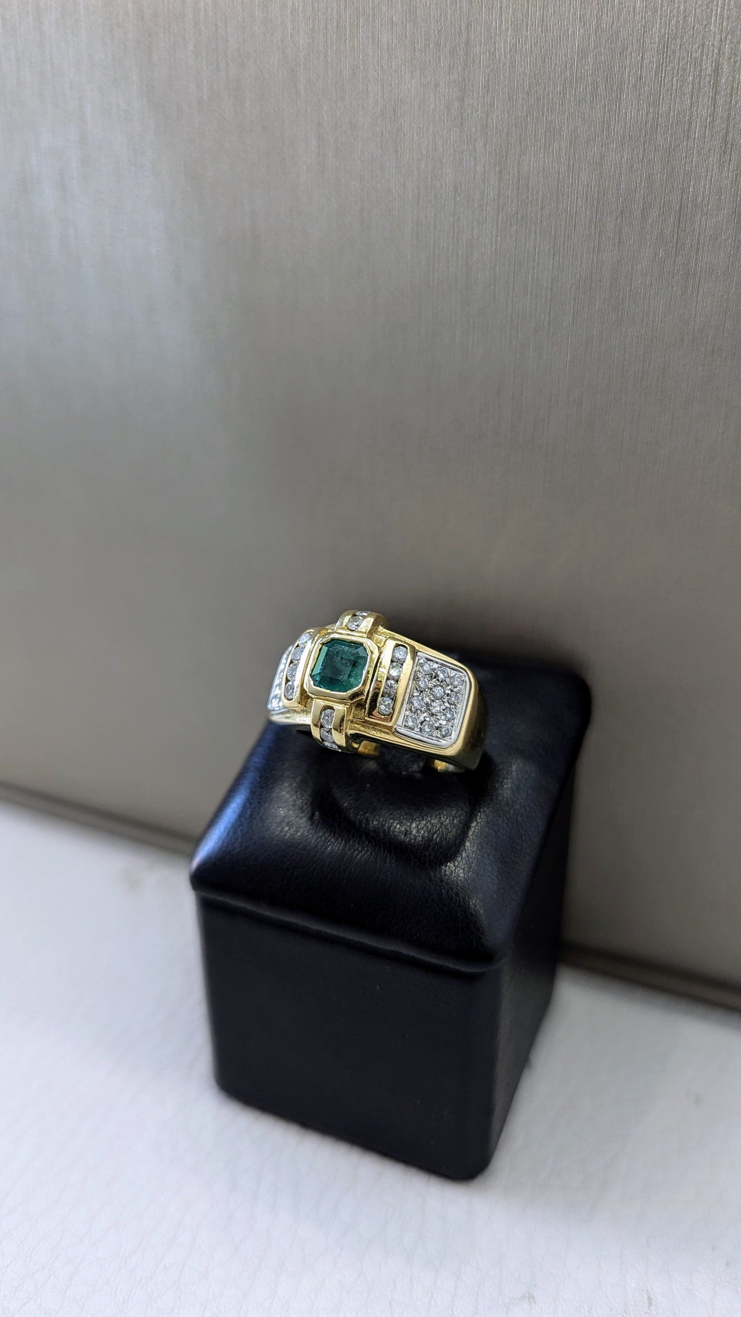 Anello oro giallo vintage con smeraldo e diamanti rettangolare