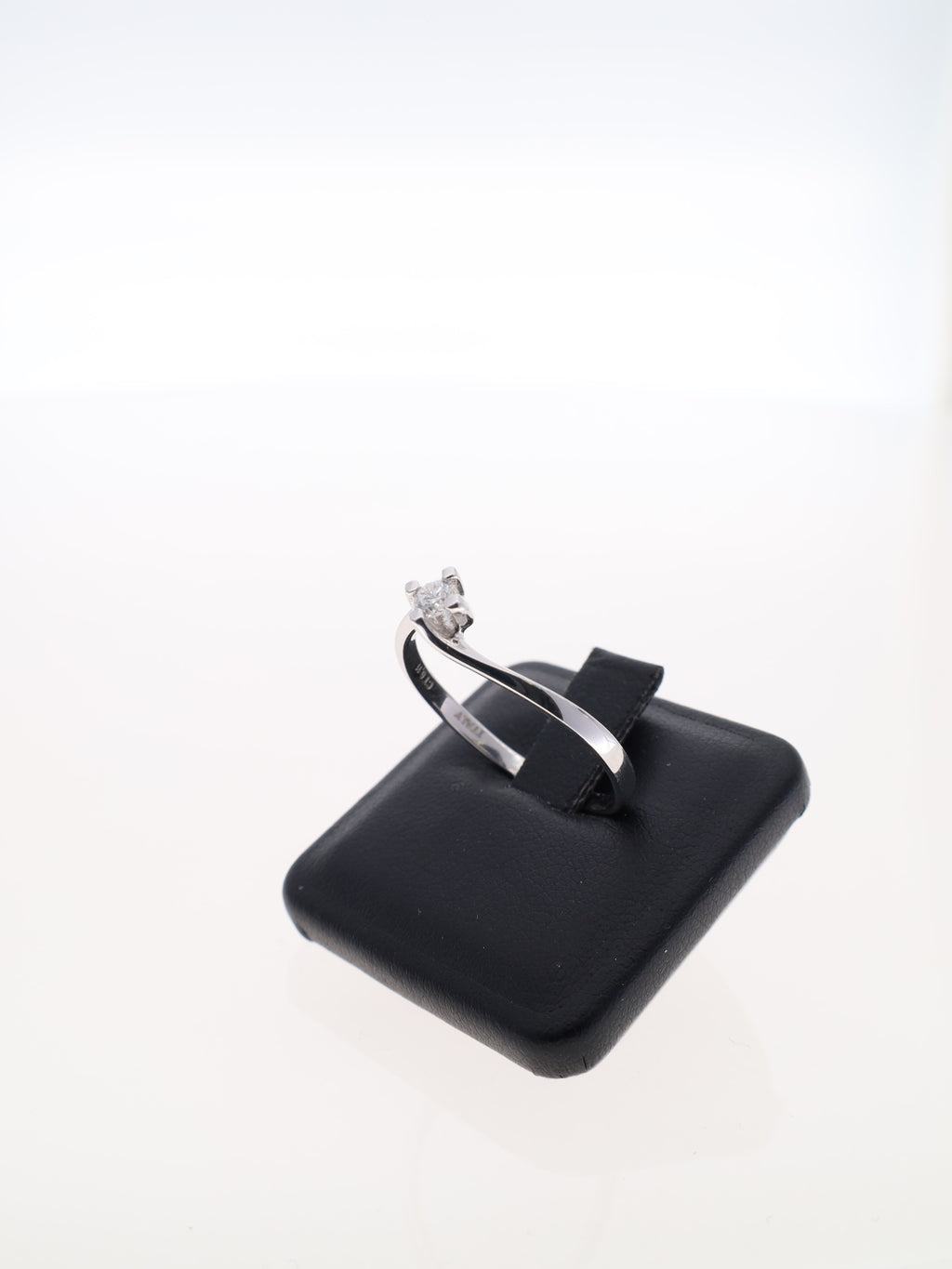 Anello solitario in oro bianco 18kt con diamante