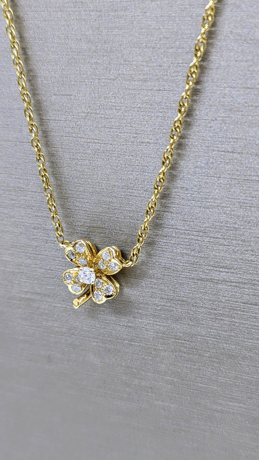 Catenina in oro giallo con ciondolo quadrifoglio di brillanti