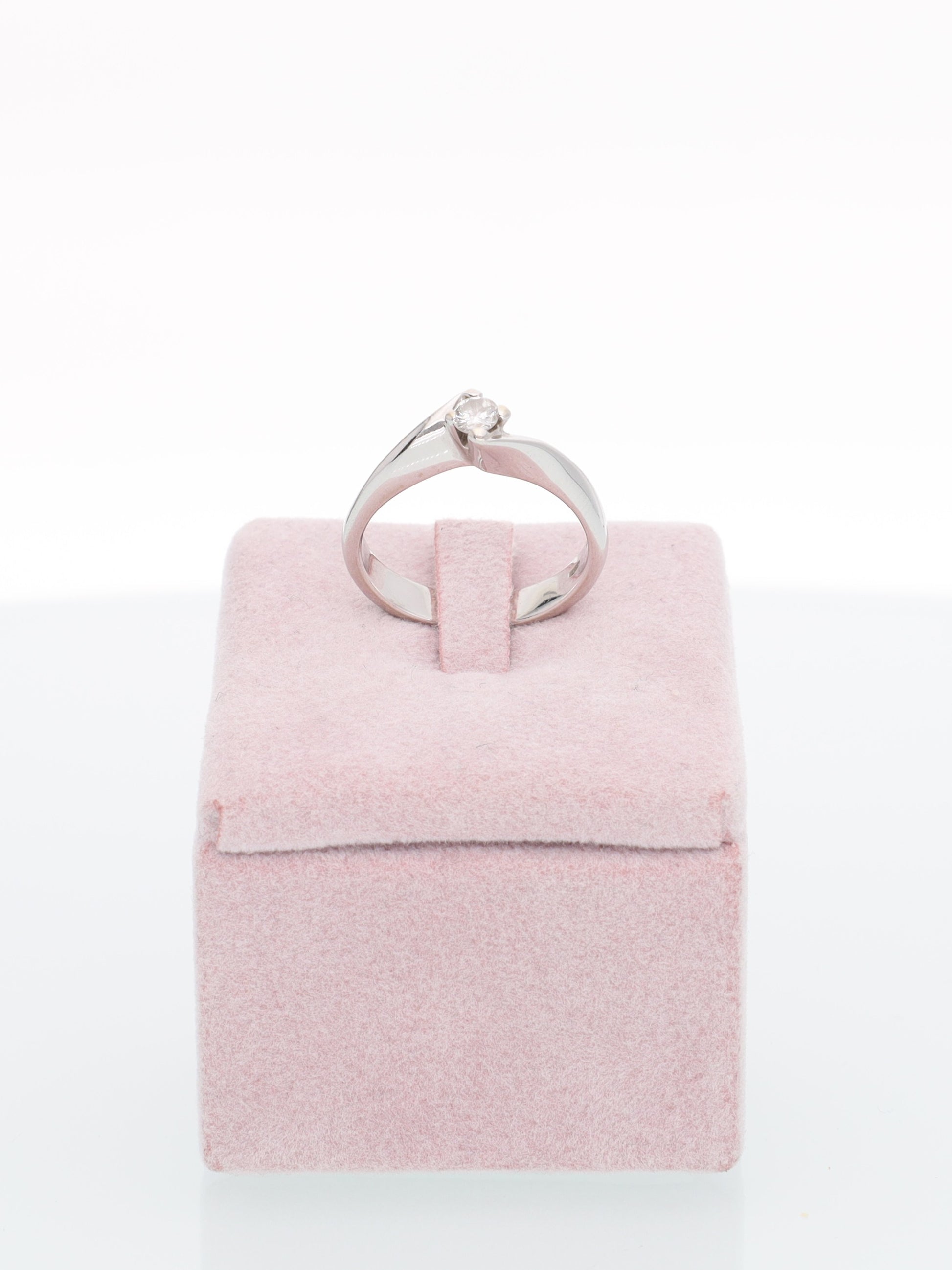 Anello solitario contrariè in oro bianco 18kt con diamante 0.20ct