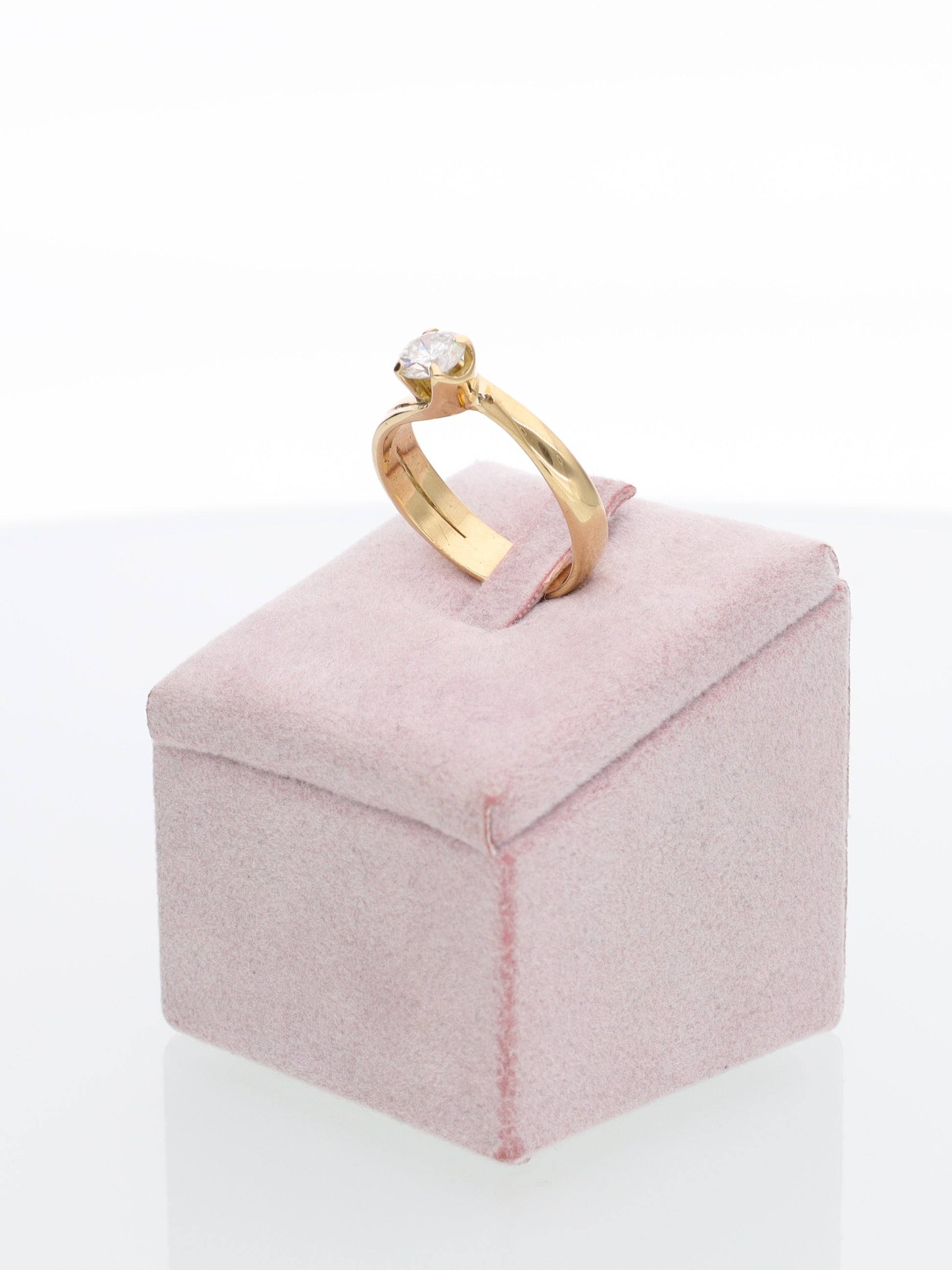 Anello solitario oro giallo 18kt con diamante 0.60ct