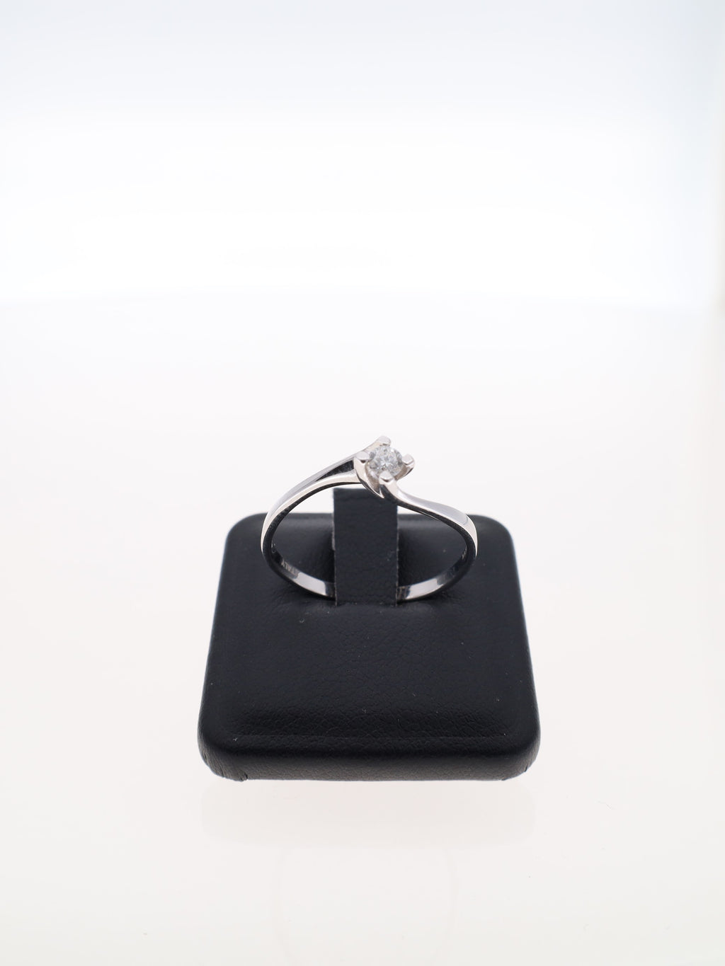 Anello solitario in oro bianco 18kt con diamante