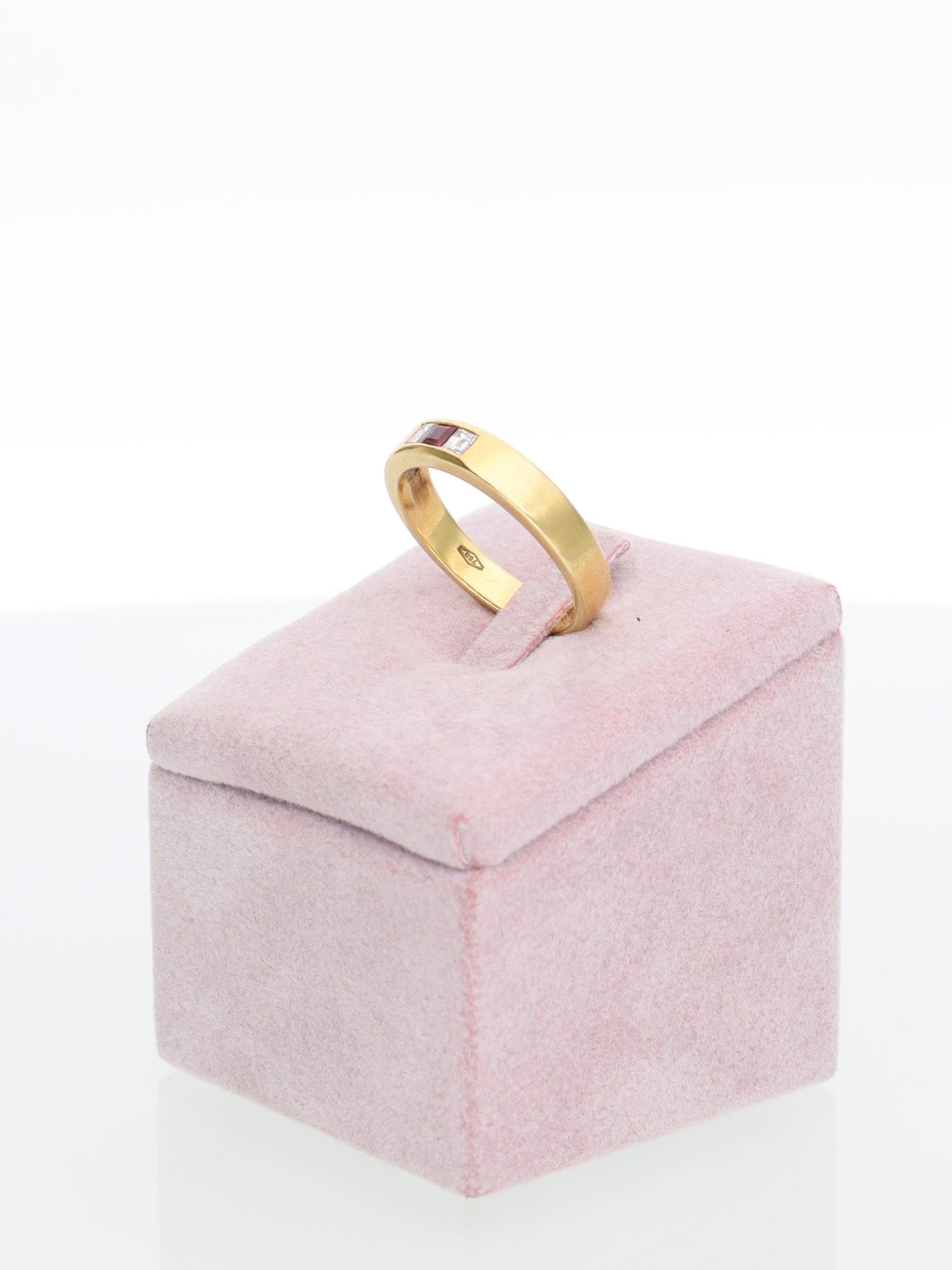 Anello a fascia in Oro Giallo 18 kt con diamanti e rubino