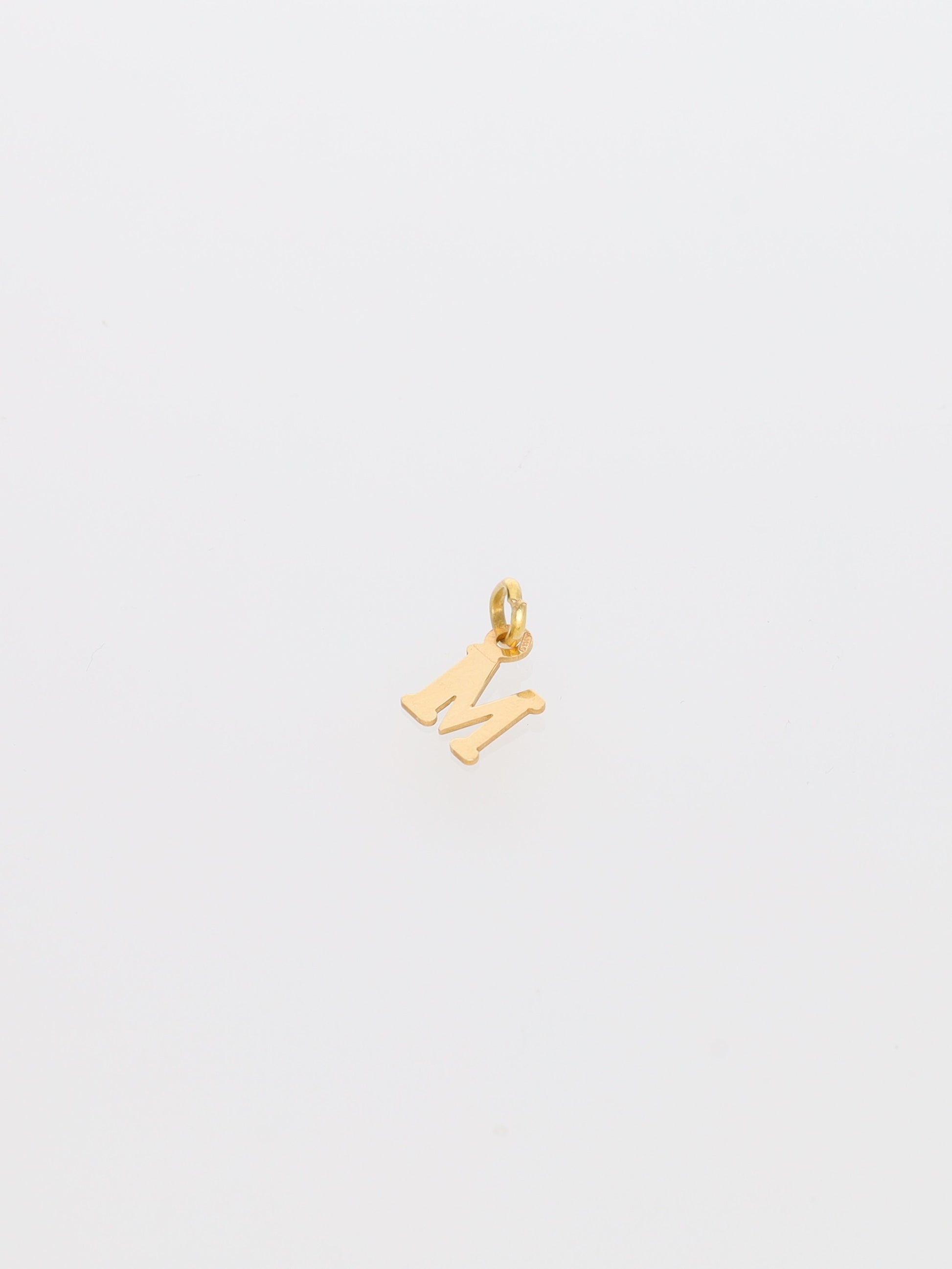 Ciondolo lettera M in oro giallo 18kt - squadrata