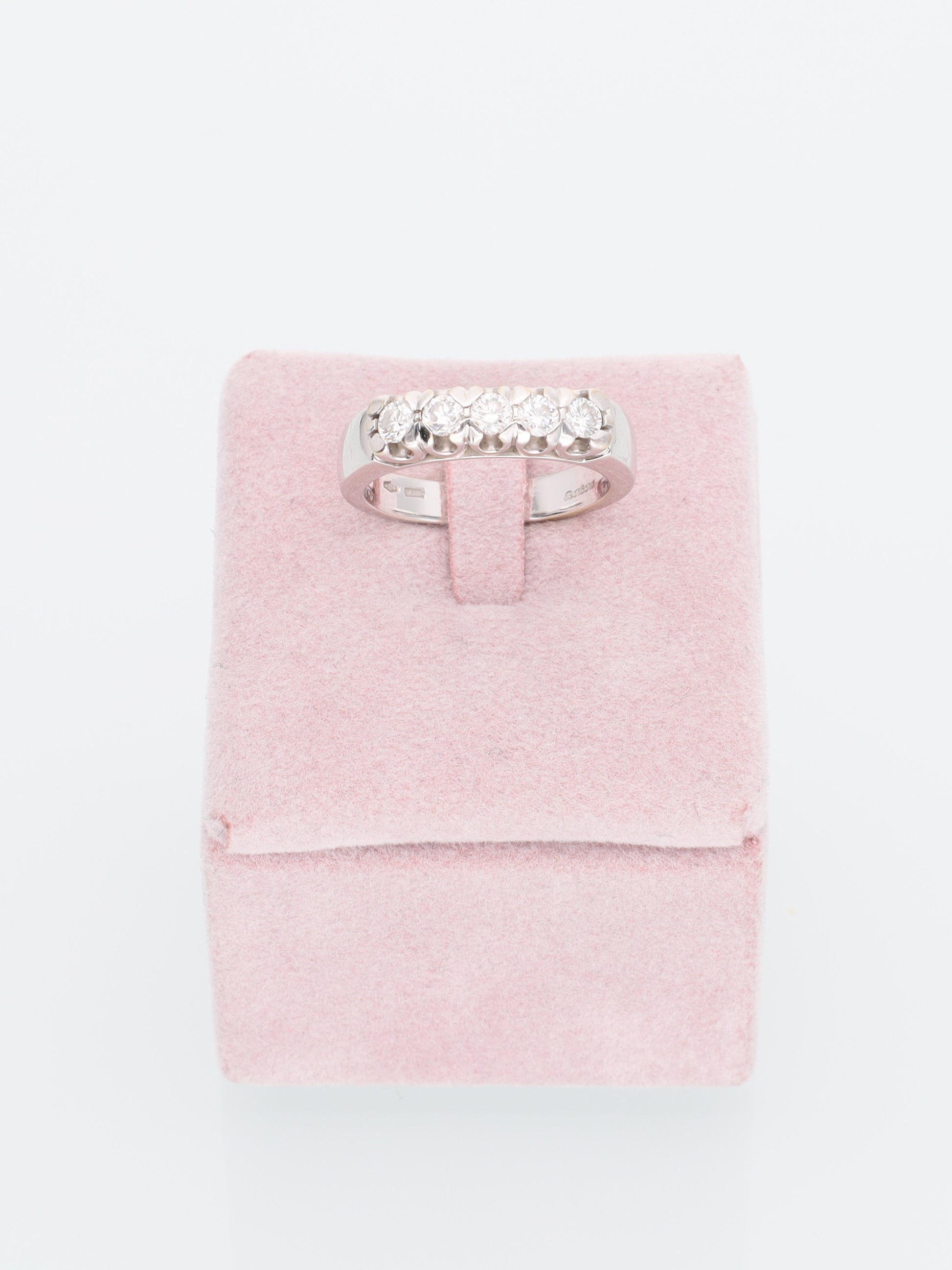 Anello veretta in Oro Bianco 18kt con 5 Diamanti - incastonatura a cuore