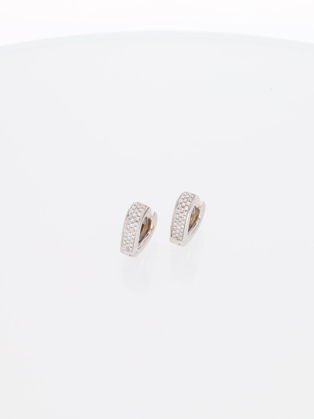 Orecchini in oro bianco a cuore con pavé di diamanti
