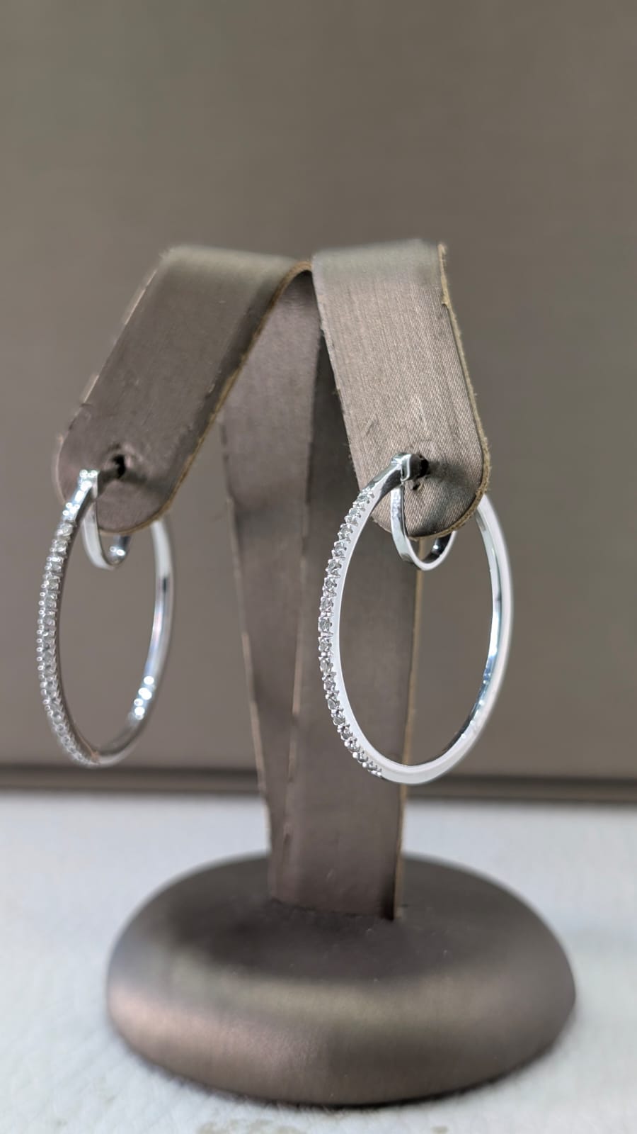 Orecchini a Cerchio in Oro Bianco 18kt con Brillanti