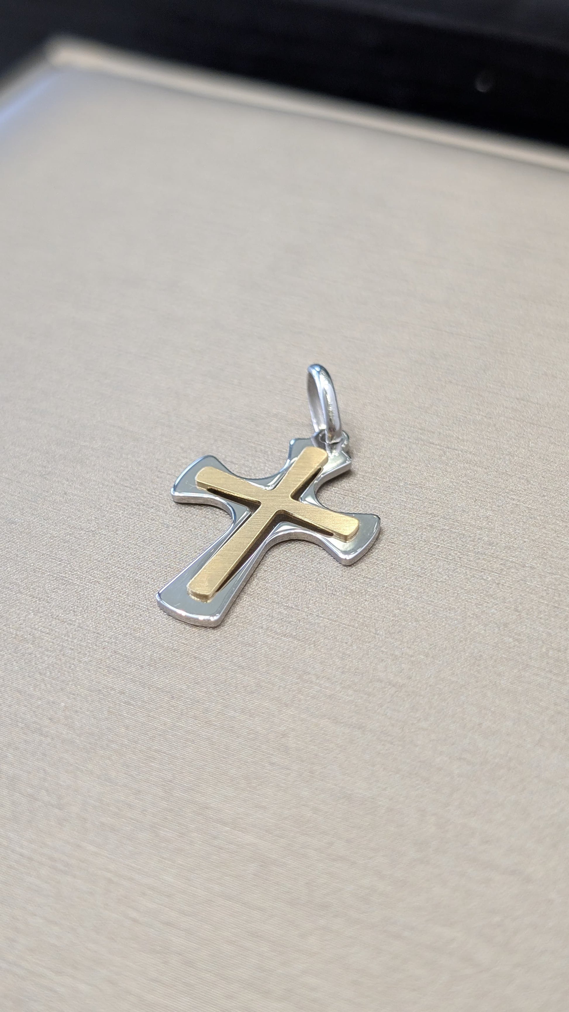 Ciondolo croce due ori 18kt - design moderno