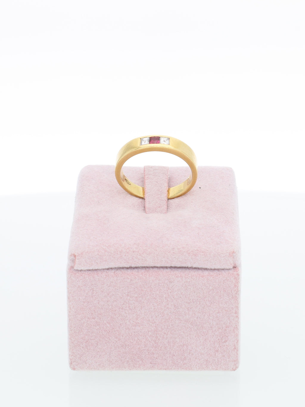 Anello a fascia in Oro Giallo 18 kt con diamanti e rubino