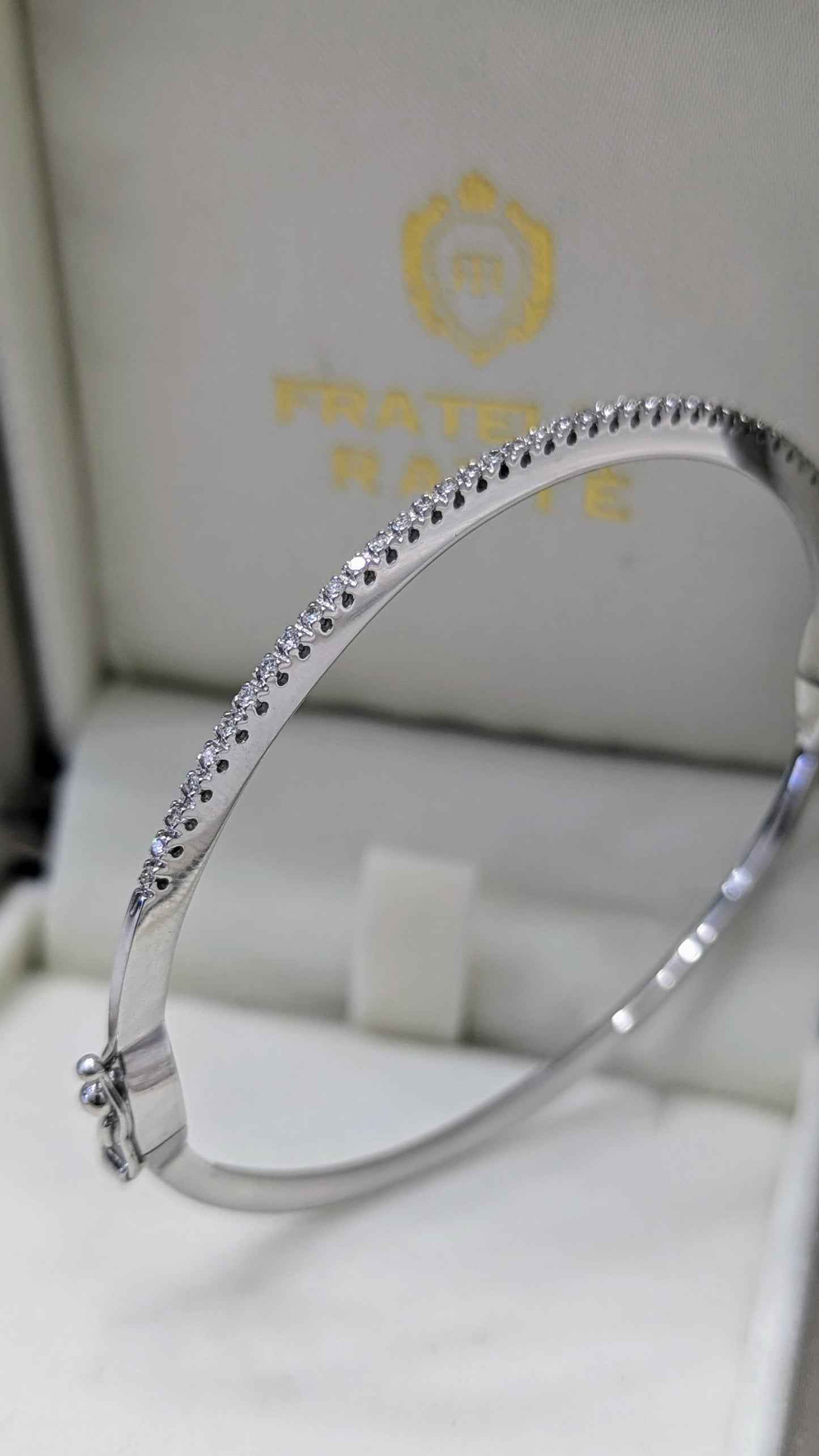 Bracciale rigido oro bianco con diamanti