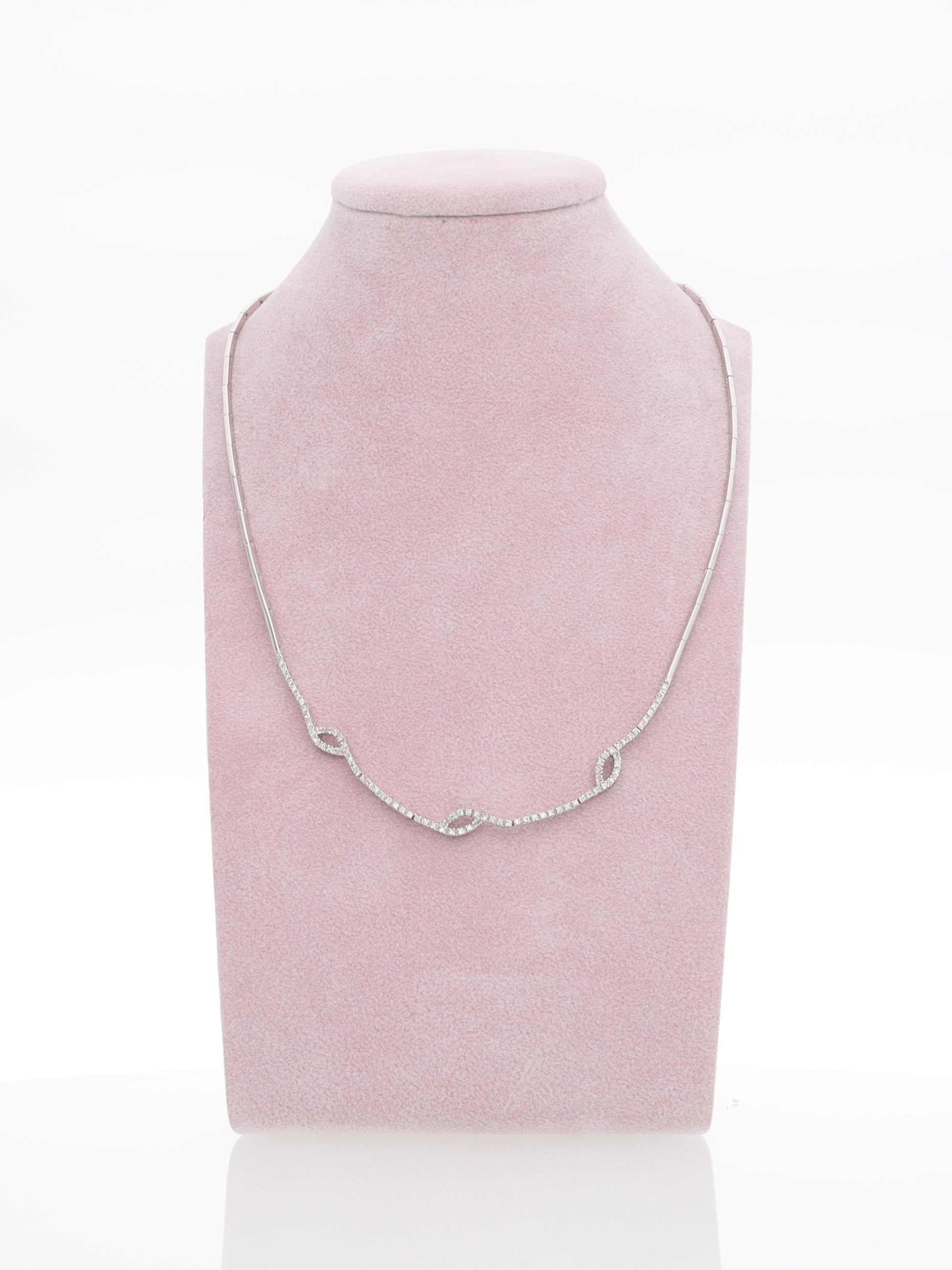 Collana Girocollo Semirigido in Oro Bianco 18 kt con Fantasia di Diamanti