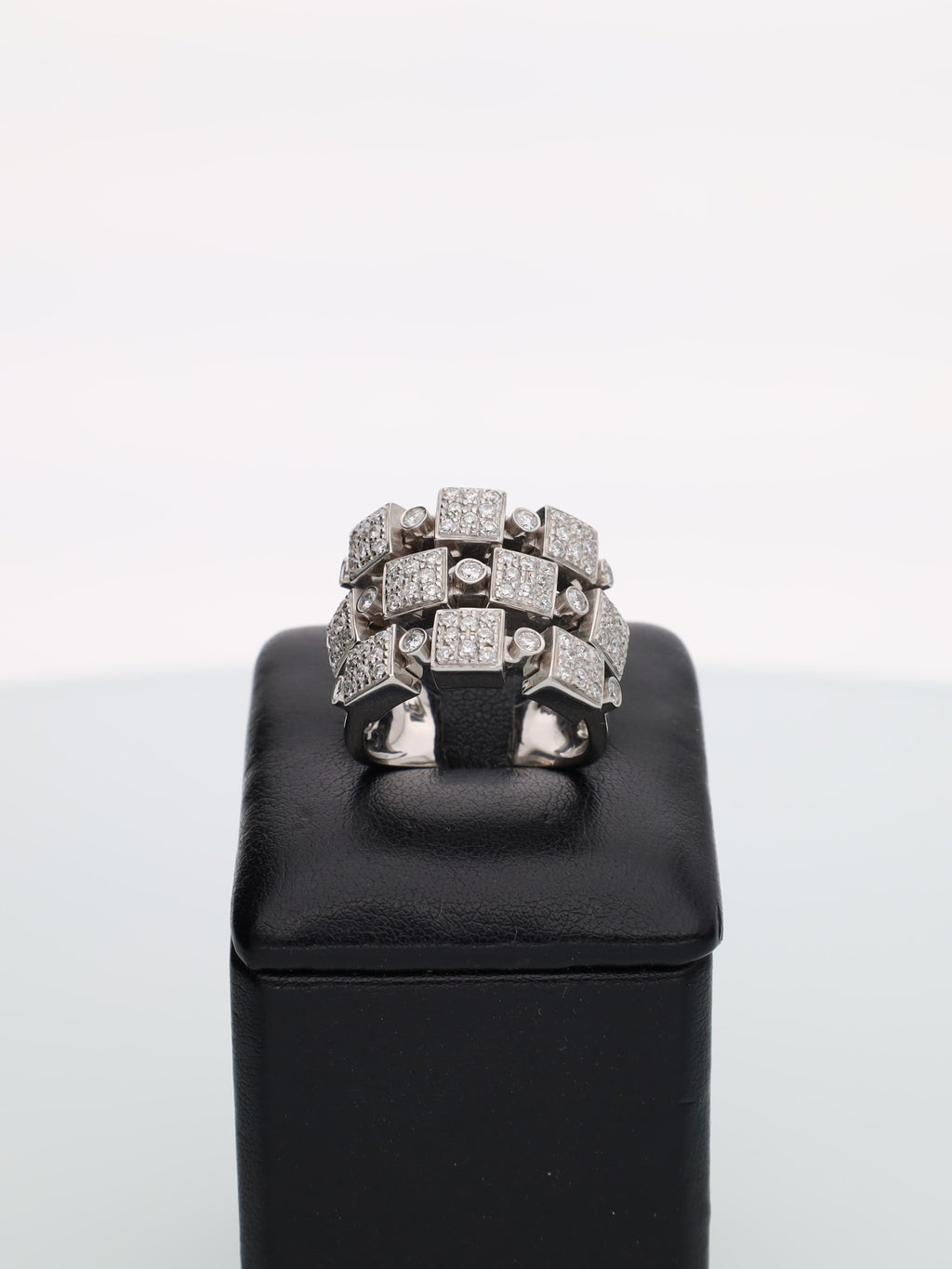 Anello oro bianco con pavè geometrici di brillanti