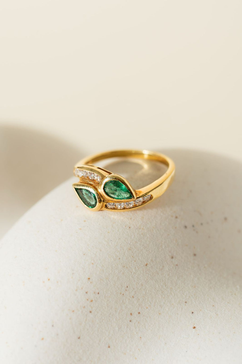 Anello Contrariè in Oro Giallo 18 kt con Smeraldi