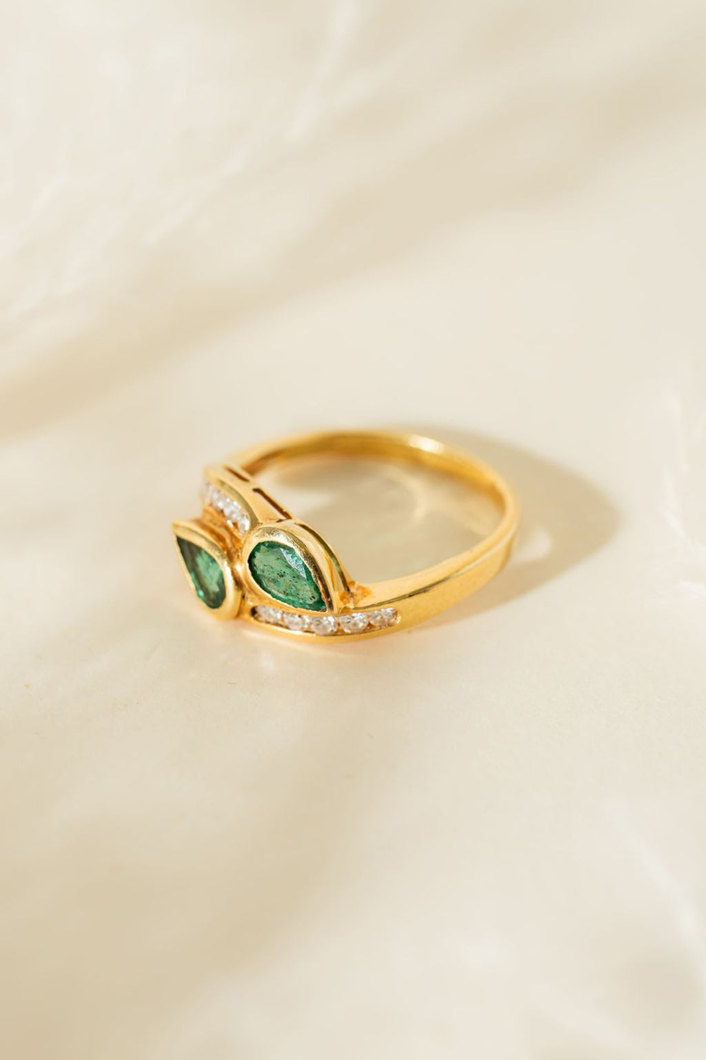 Anello Contrariè in Oro Giallo 18 kt con Smeraldi