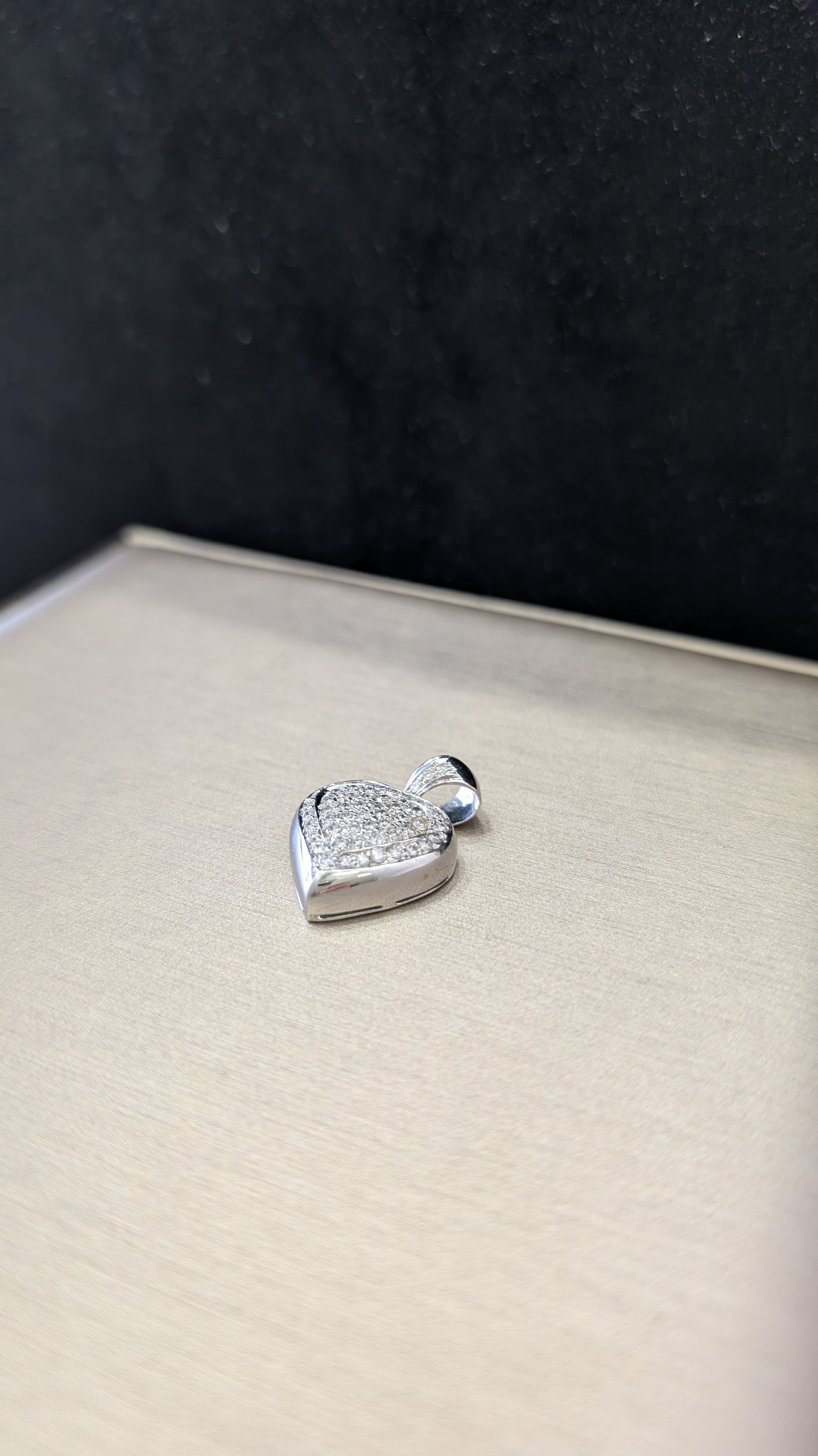 Ciondolo in oro bianco 18kt cuore con pavè di brillanti