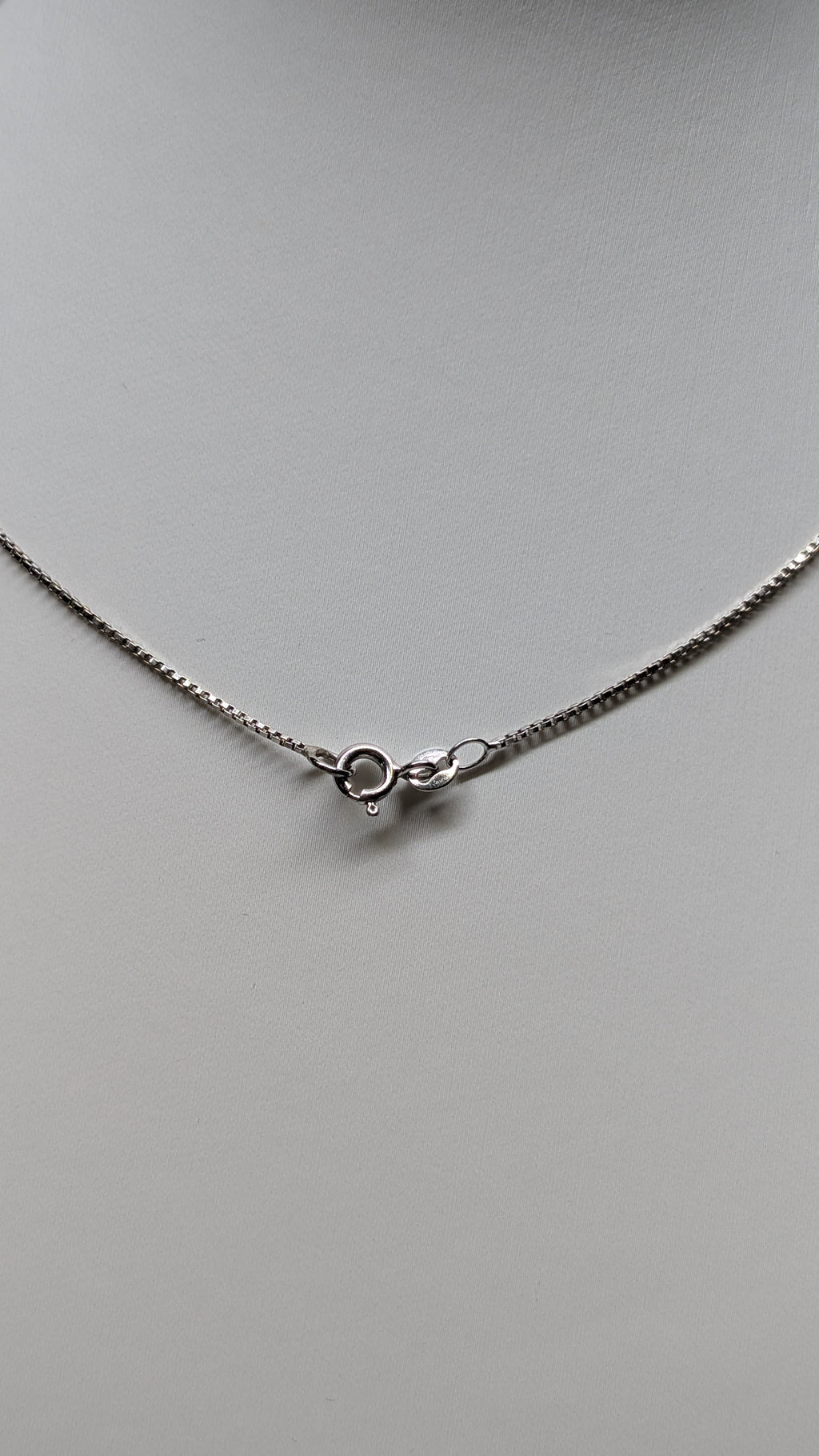 Catenina Vintage in Oro Bianco 18 kt con Ciondolo Ovale di Diamanti