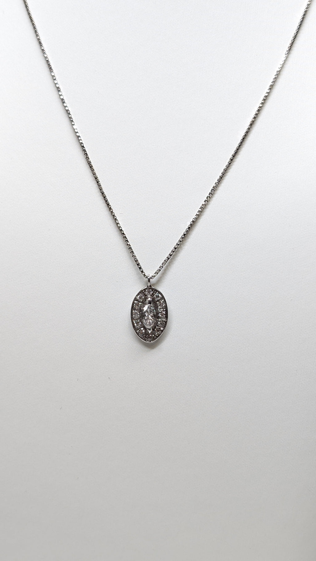 Catenina Vintage in Oro Bianco 18 kt con Ciondolo Ovale di Diamanti