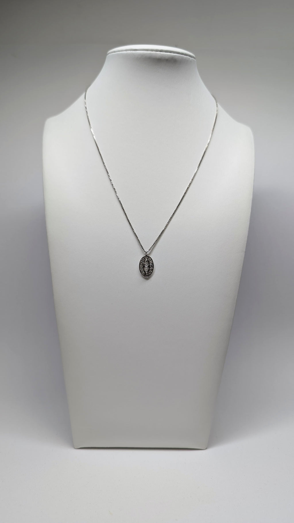 Catenina Vintage in Oro Bianco 18 kt con Ciondolo Ovale di Diamanti