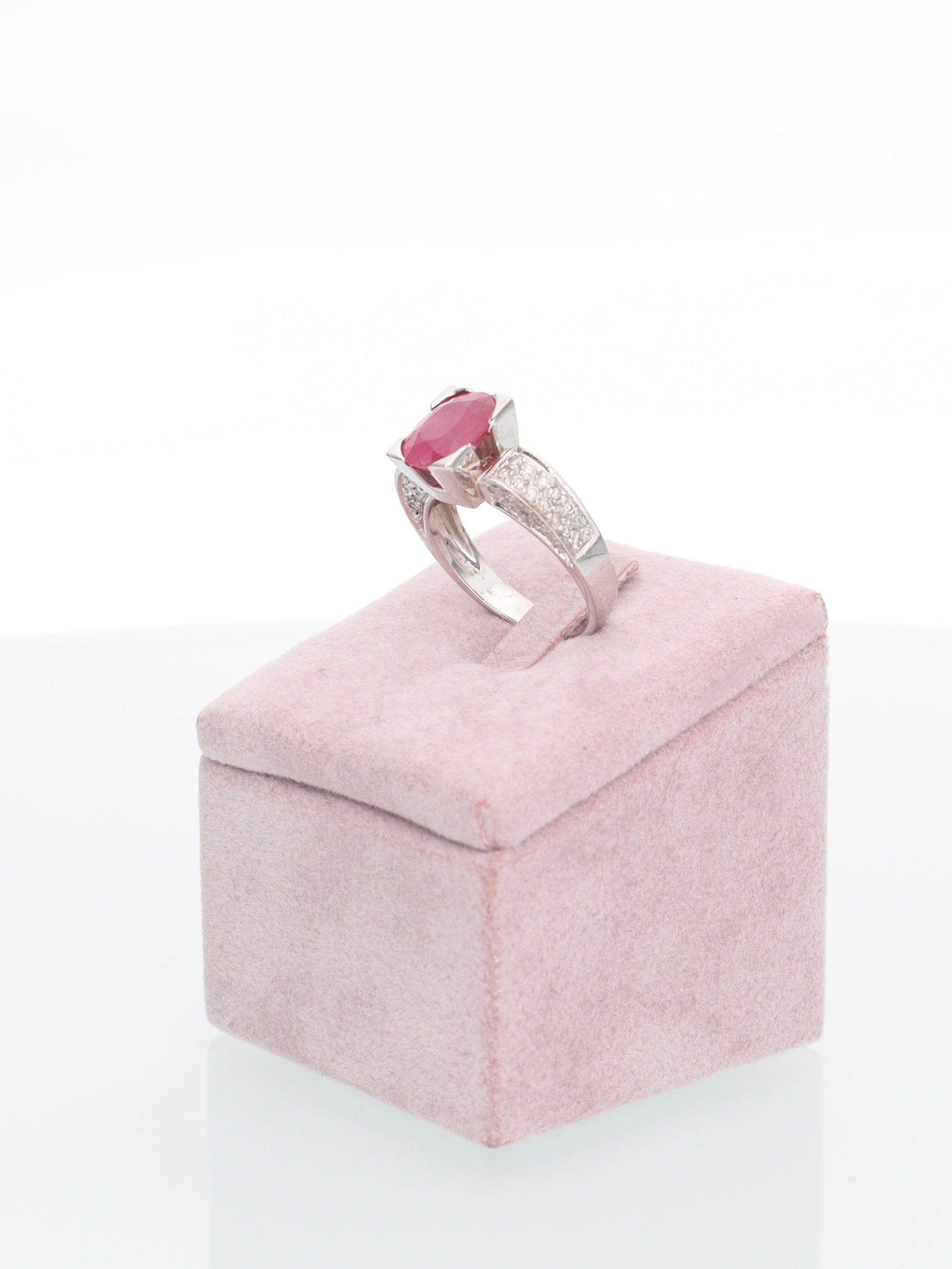 Anello in Oro Bianco 18 kt con Solitario di Rubino e Diamanti