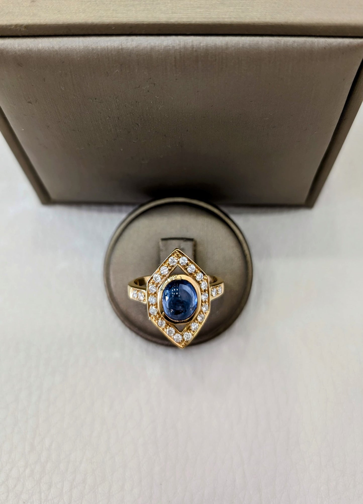 Anello oro giallo vintage con pietra cianite e brillantini