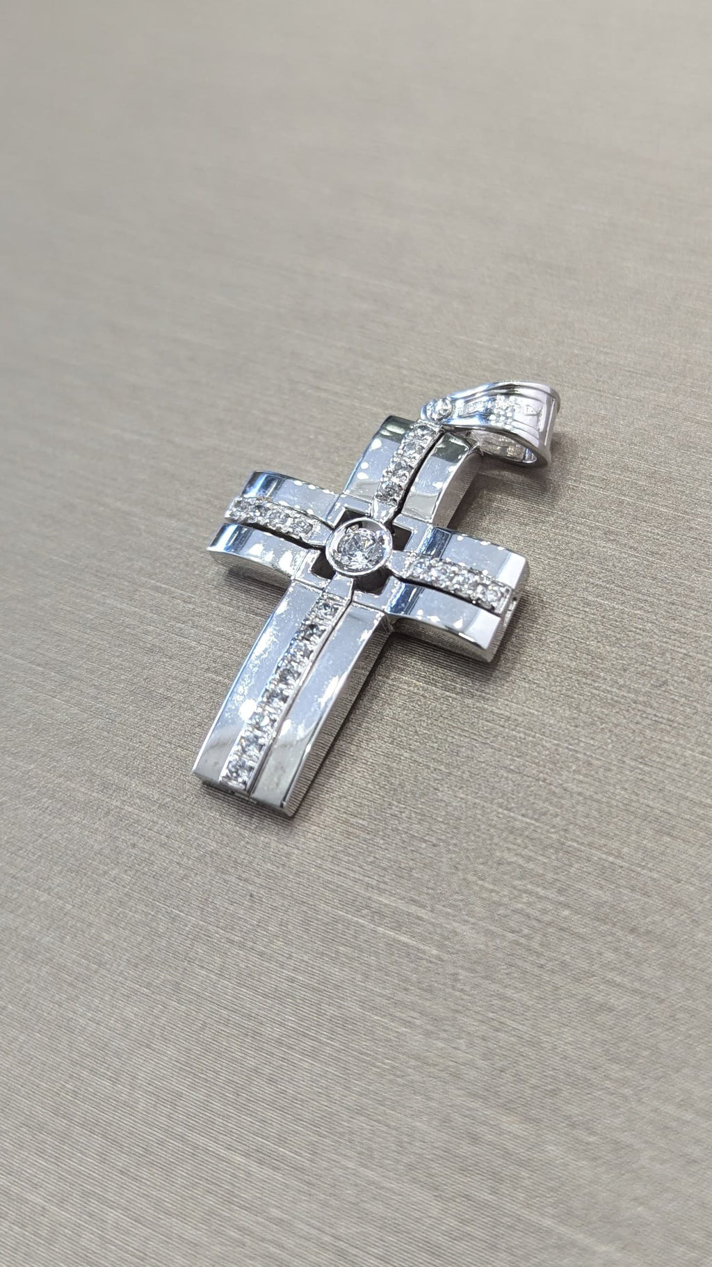 Ciondolo croce in oro bianco 18kt con zirconi