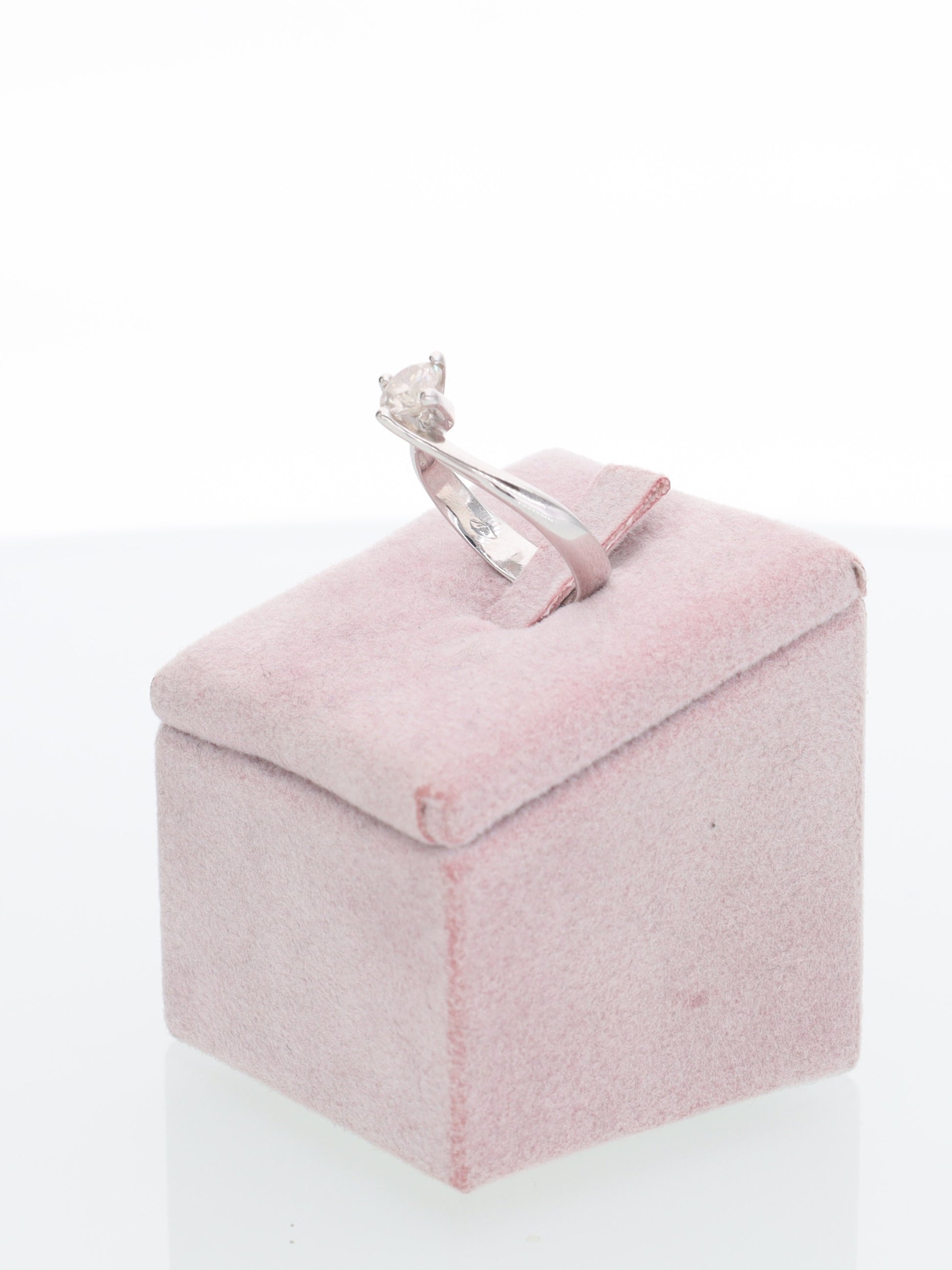 Anello solitario contrariè in oro bianco 18kt con diamante 0.50ct