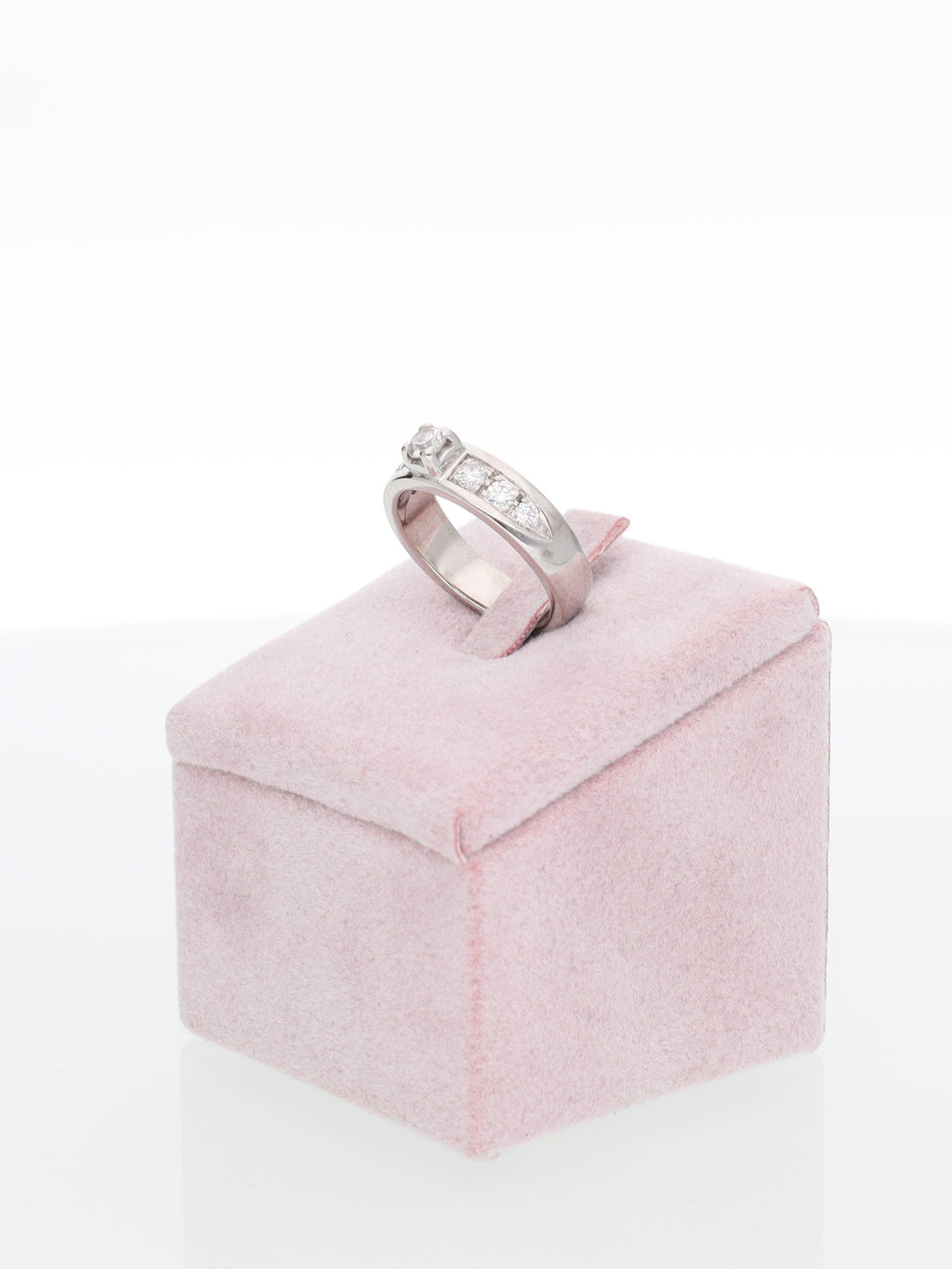 Anello solitario in oro bianco 18kt con Diamanti a spalla