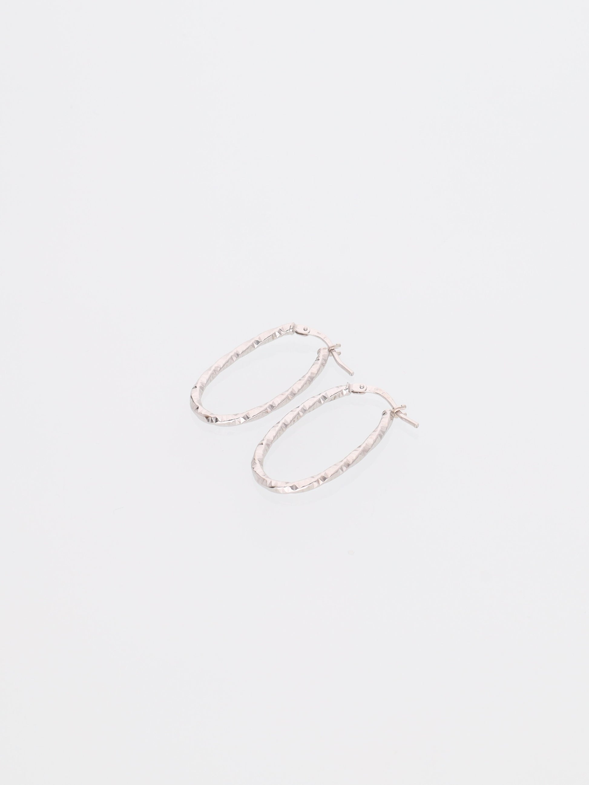 Orecchini ovali in Oro Bianco 18kt - zigrinati