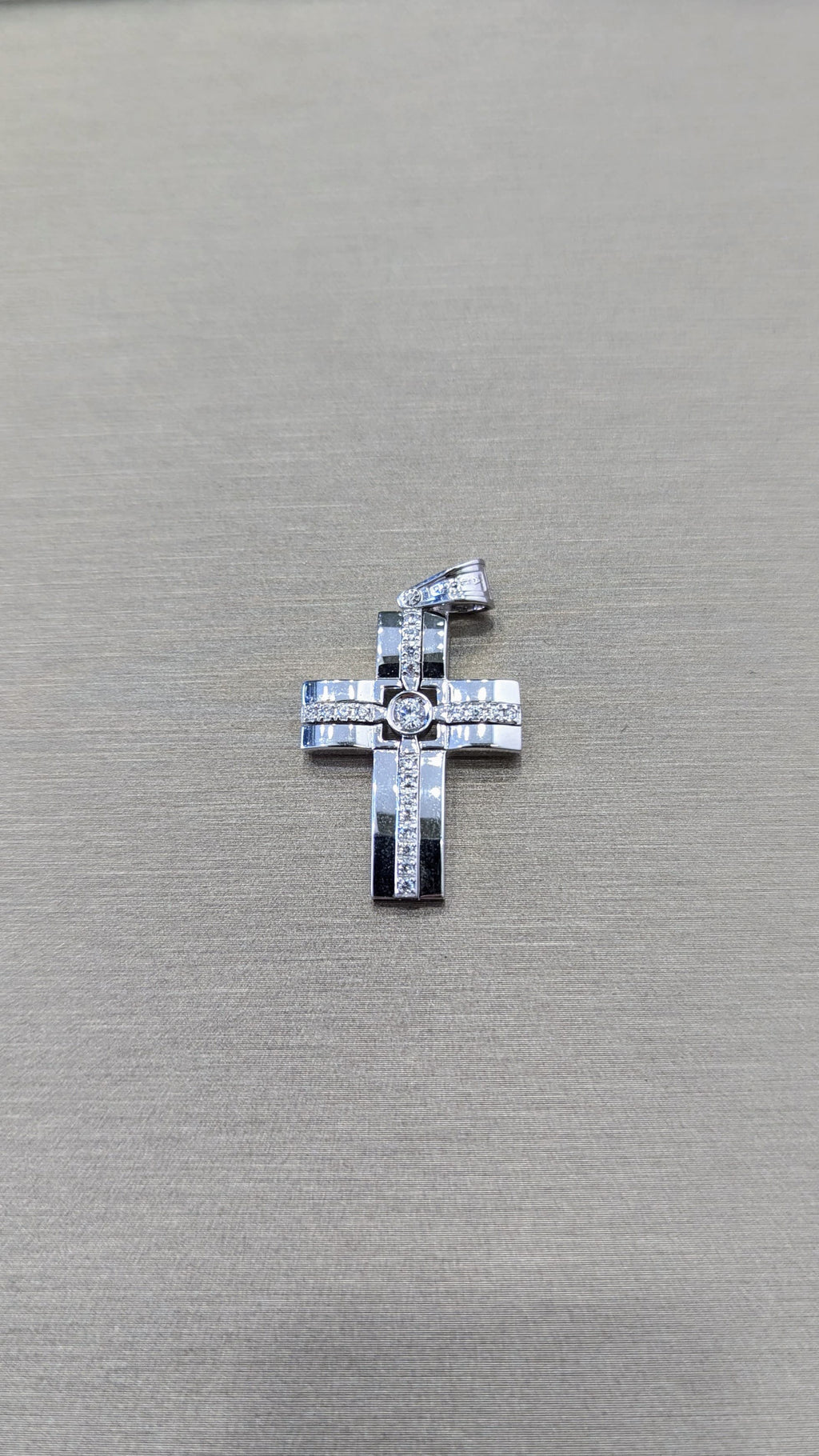 Ciondolo croce in oro bianco 18kt con zirconi