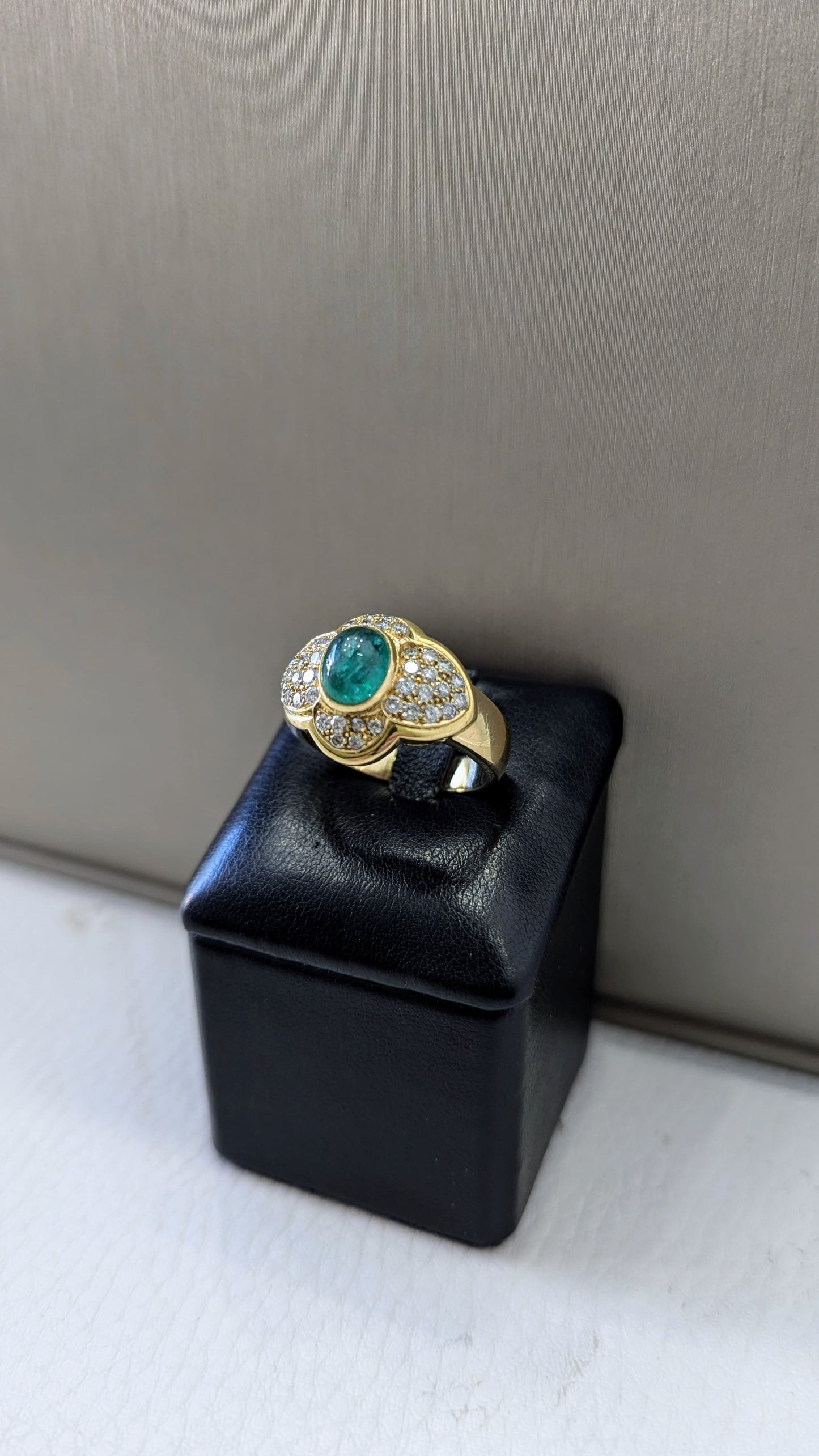 Anello oro giallo vintage con smeraldo e diamanti ovale