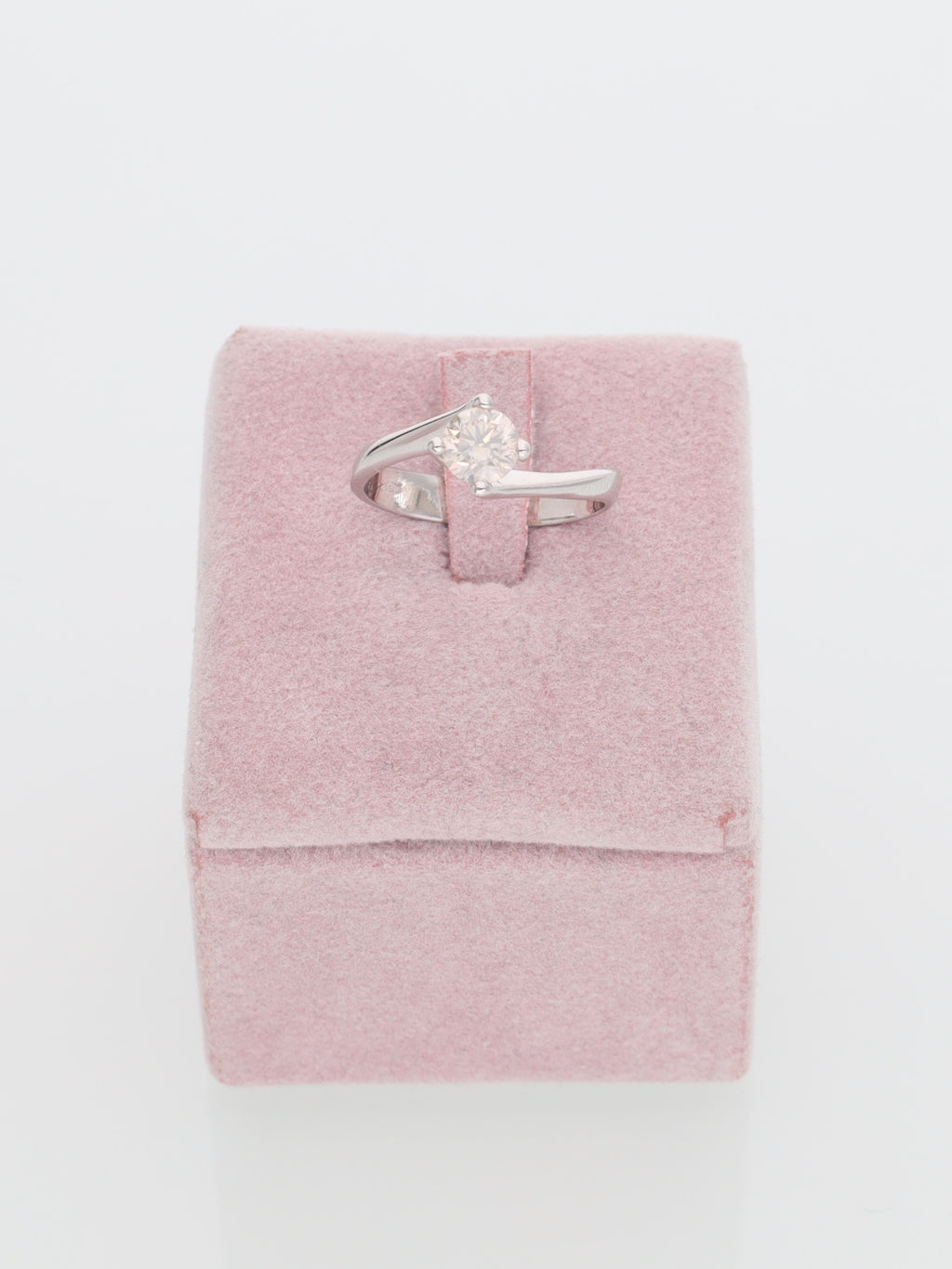 Anello solitario contrariè in oro bianco 18kt con diamante 0.50ct