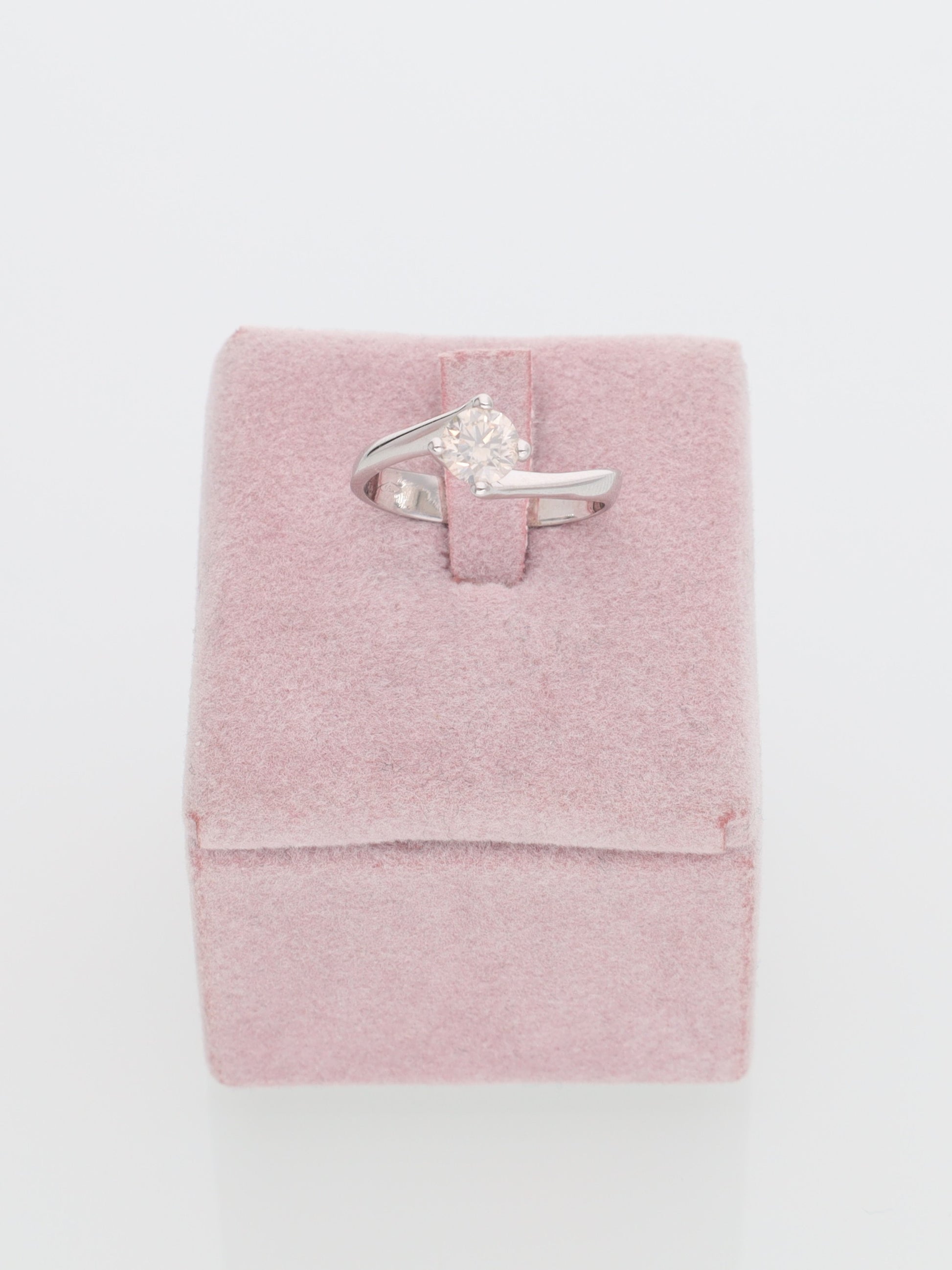 Anello solitario contrariè in oro bianco 18kt con diamante 0.50ct