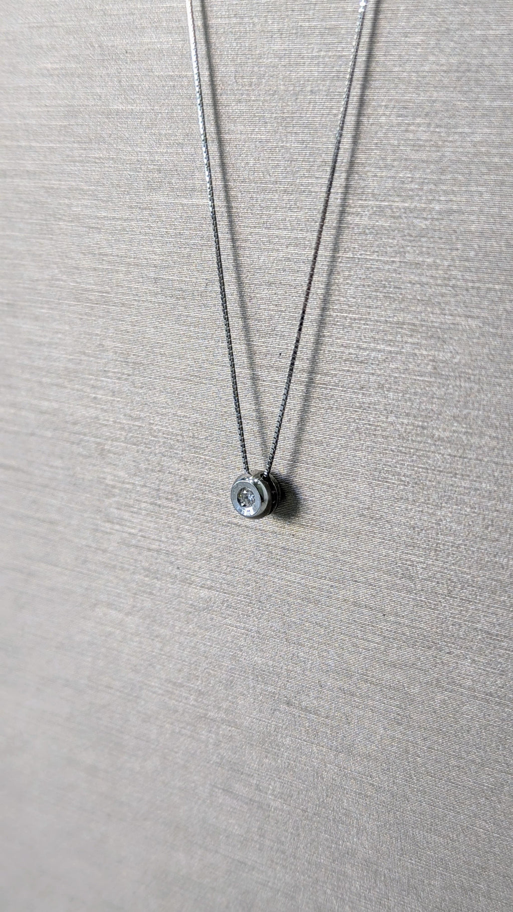 Catenina in oro bianco 18kt con punto luce di diamante