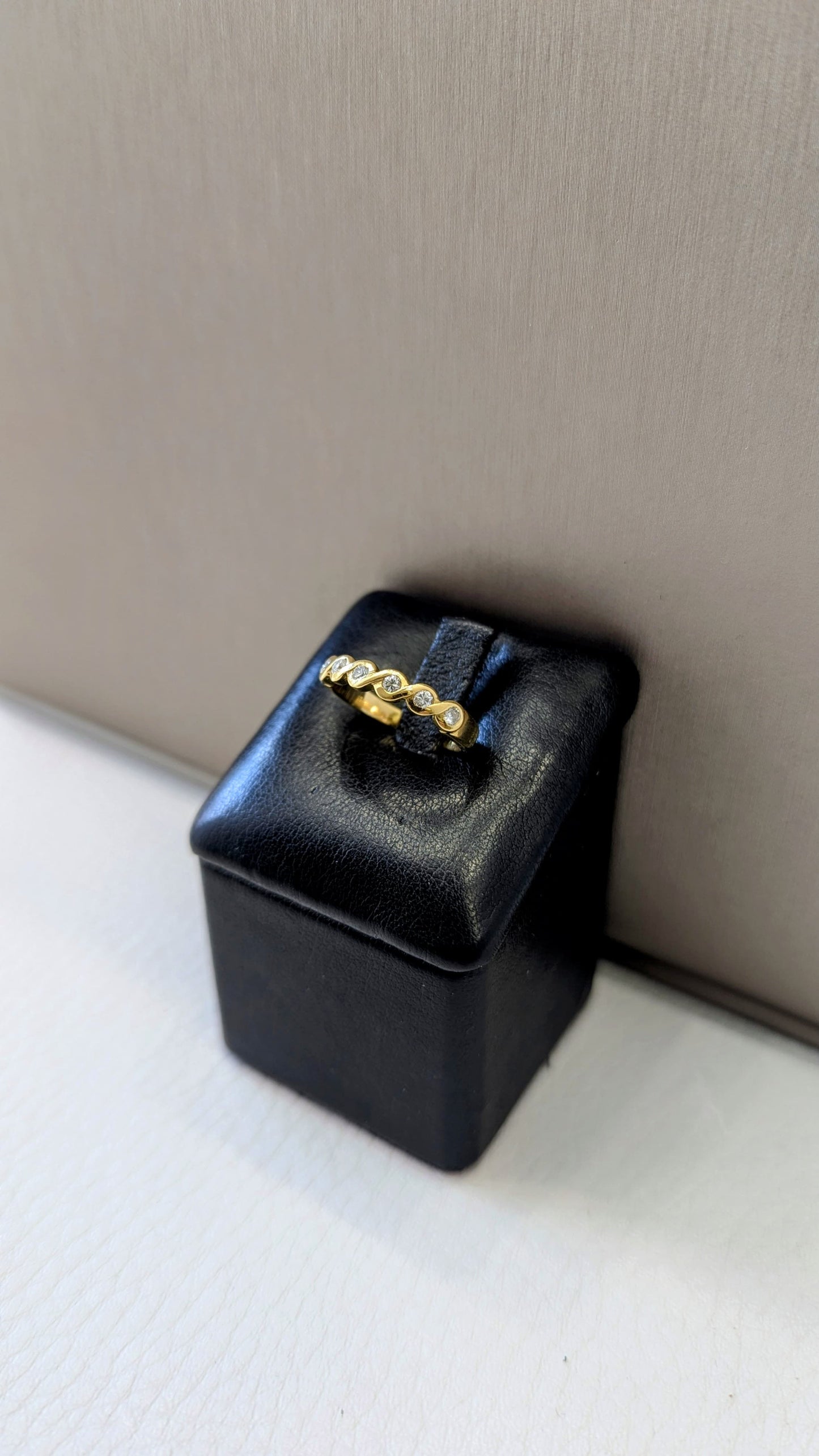 Anello veretta oro giallo e diamanti