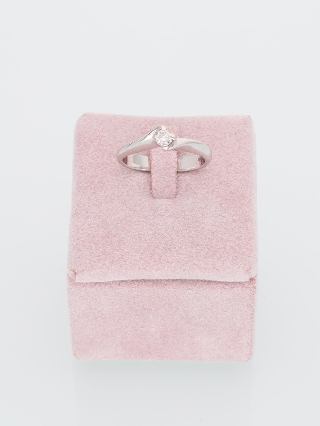 Anello solitario contrariè in oro bianco 18kt con diamante 0.20ct