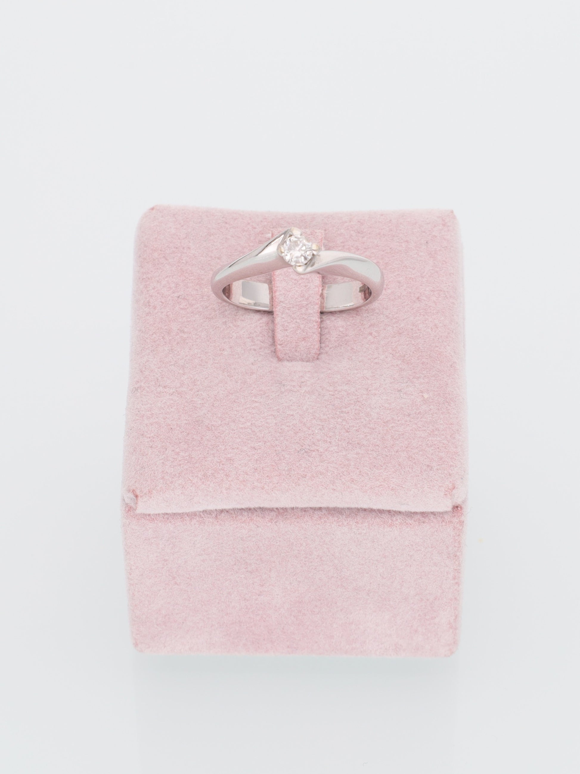 Anello solitario contrariè in oro bianco 18kt con diamante 0.20ct