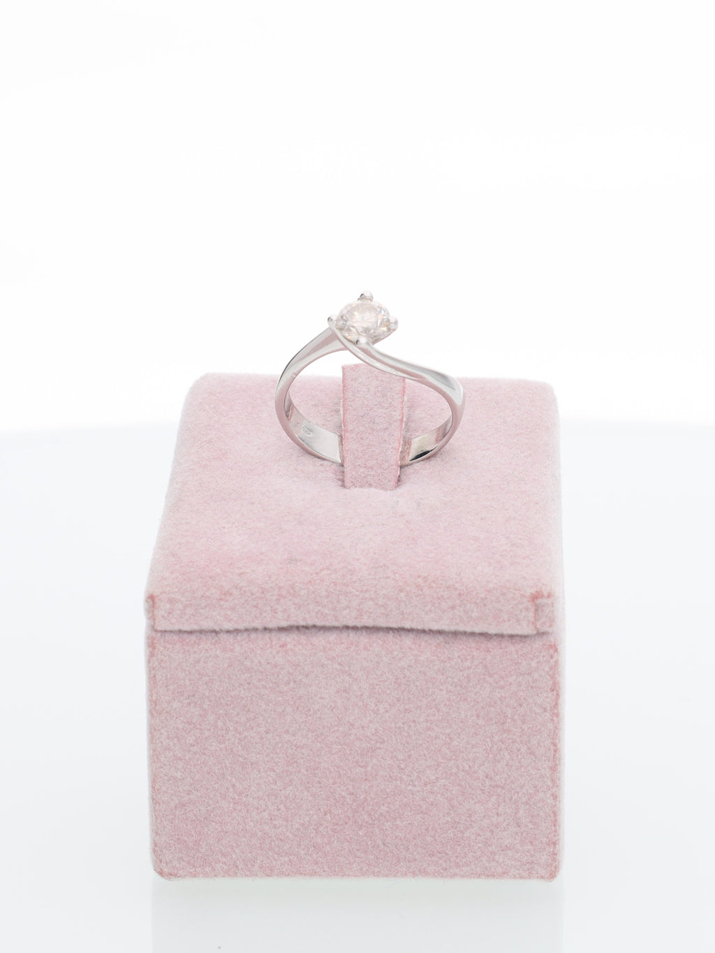 Anello solitario contrariè in oro bianco 18kt con diamante 0.50ct