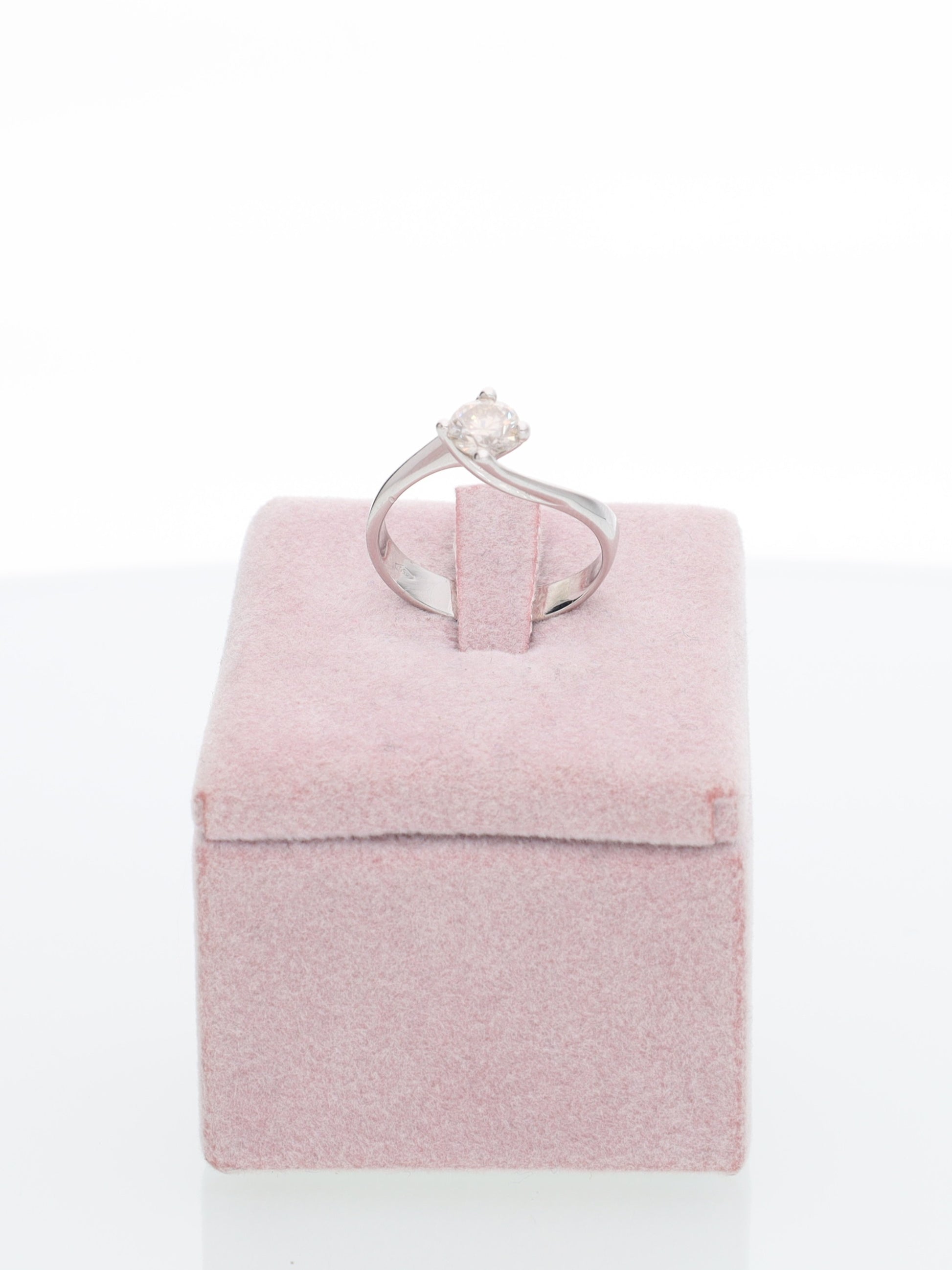 Anello solitario contrariè in oro bianco 18kt con diamante 0.50ct