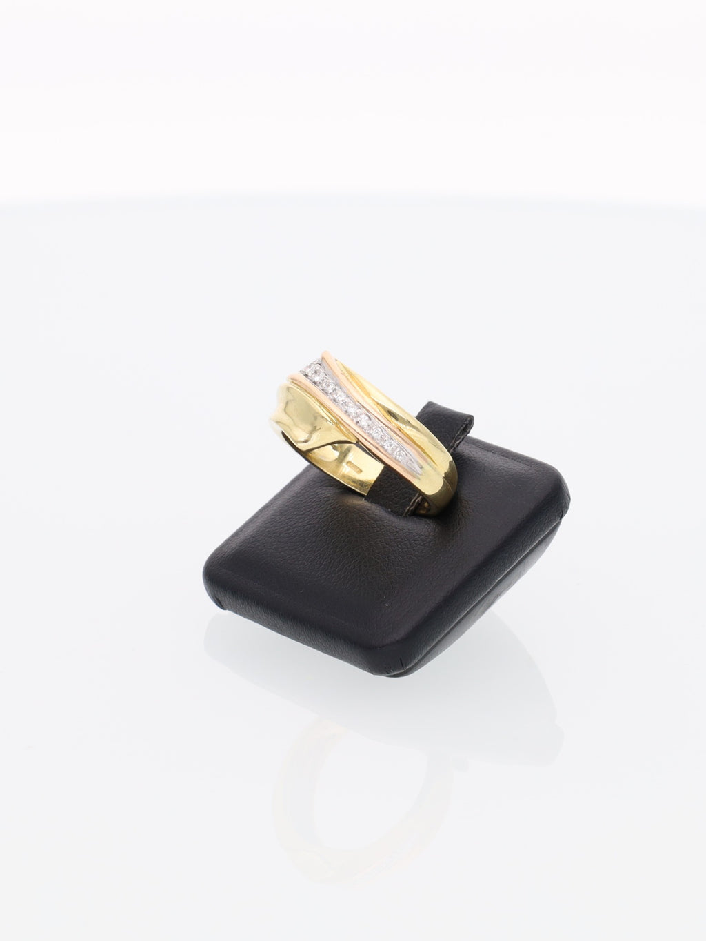 Anello contrariè in Oro Giallo con riviera brillanti