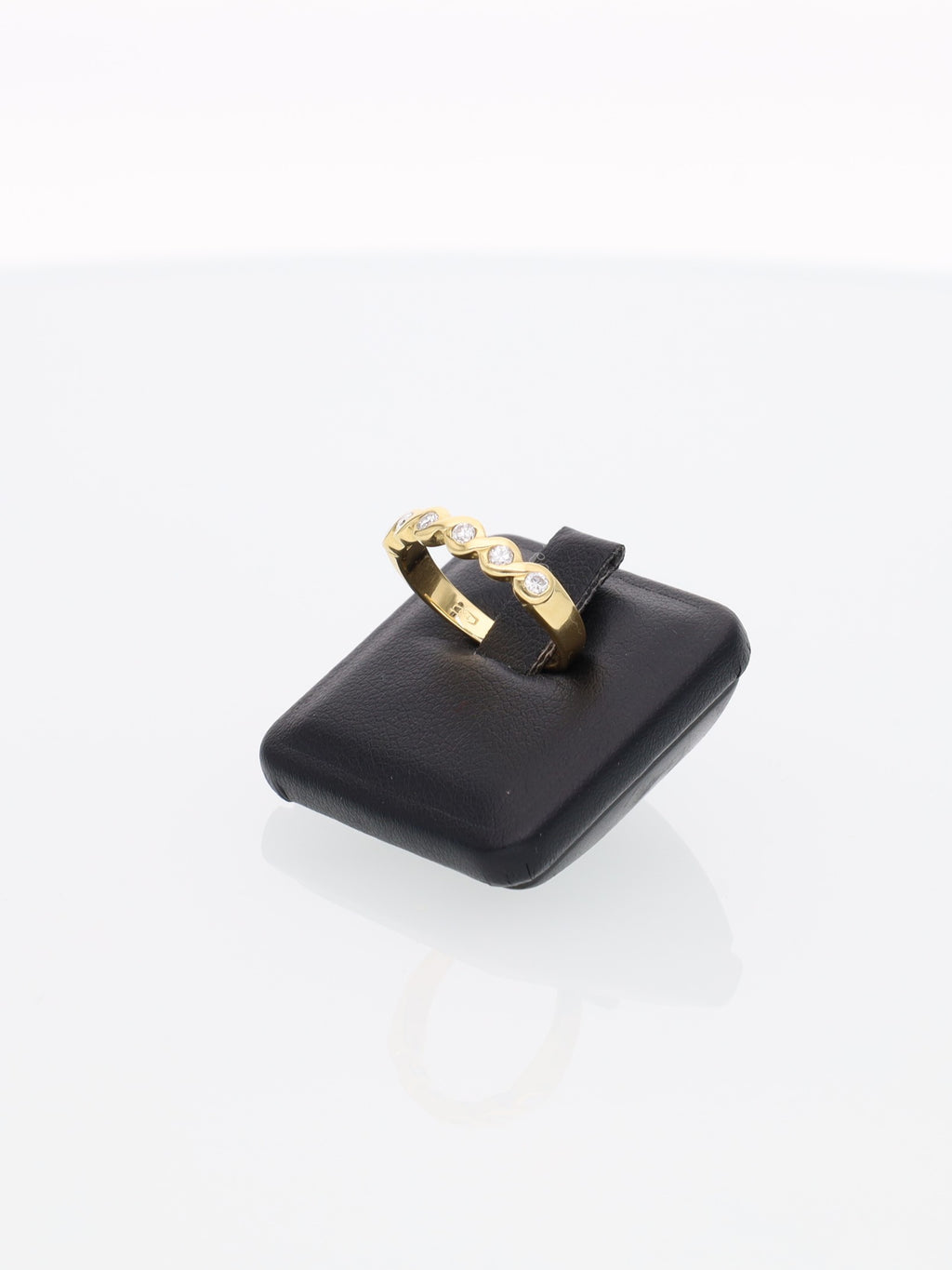 Anello veretta oro giallo con fascia intrecciata di brillanti